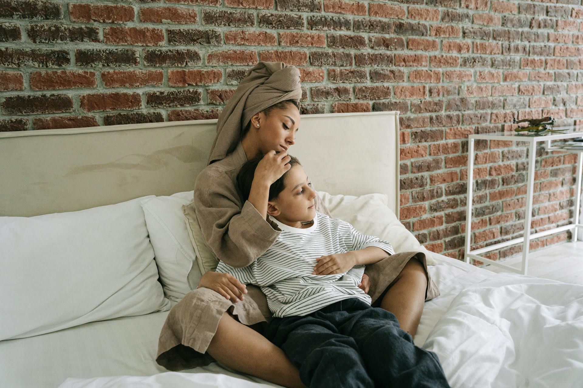 Eine Mutter, die mit ihrem Sohn zusammen ist | Quelle: Pexels