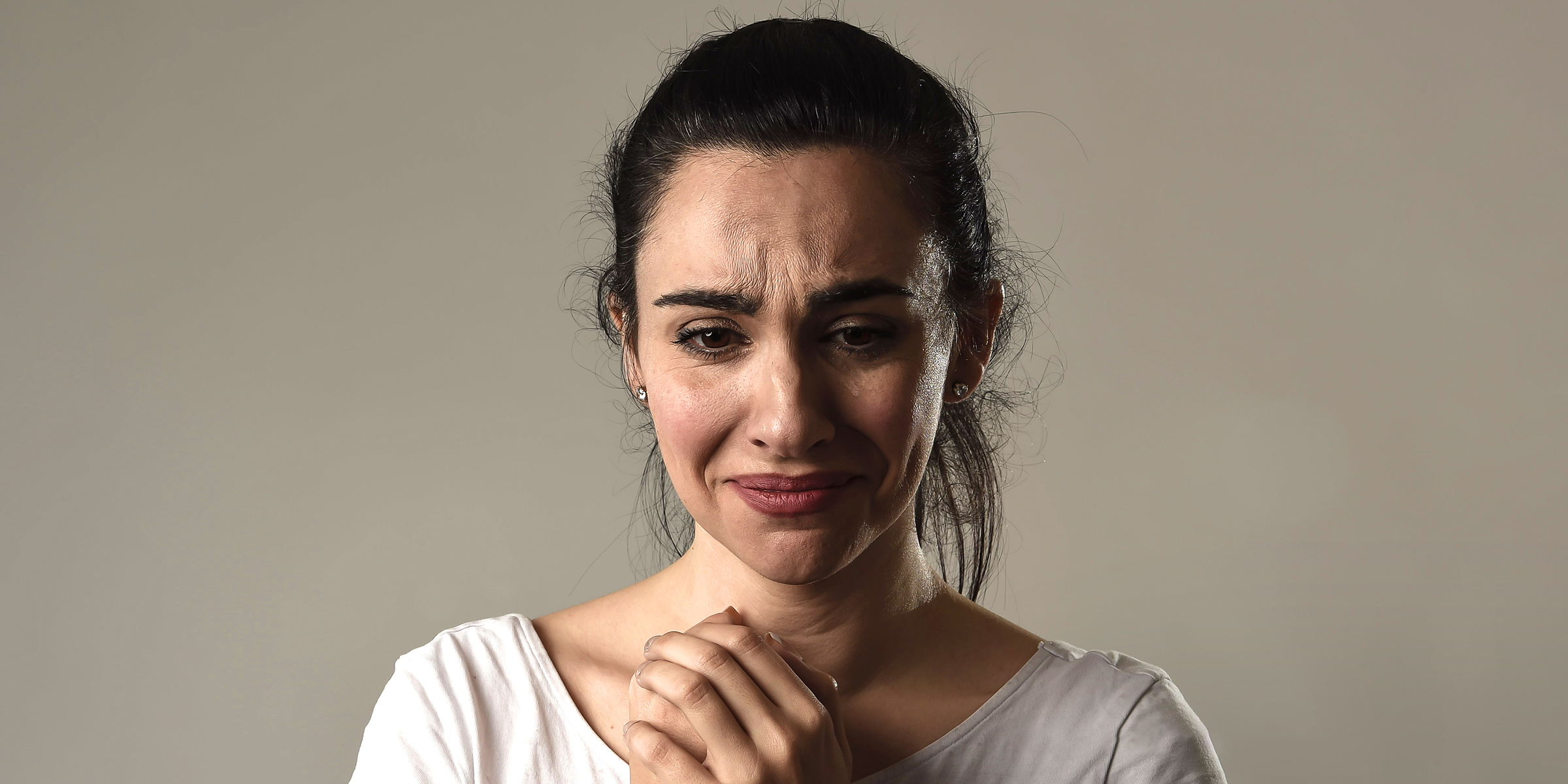 Frau unter Tränen | Quelle: Shutterstock