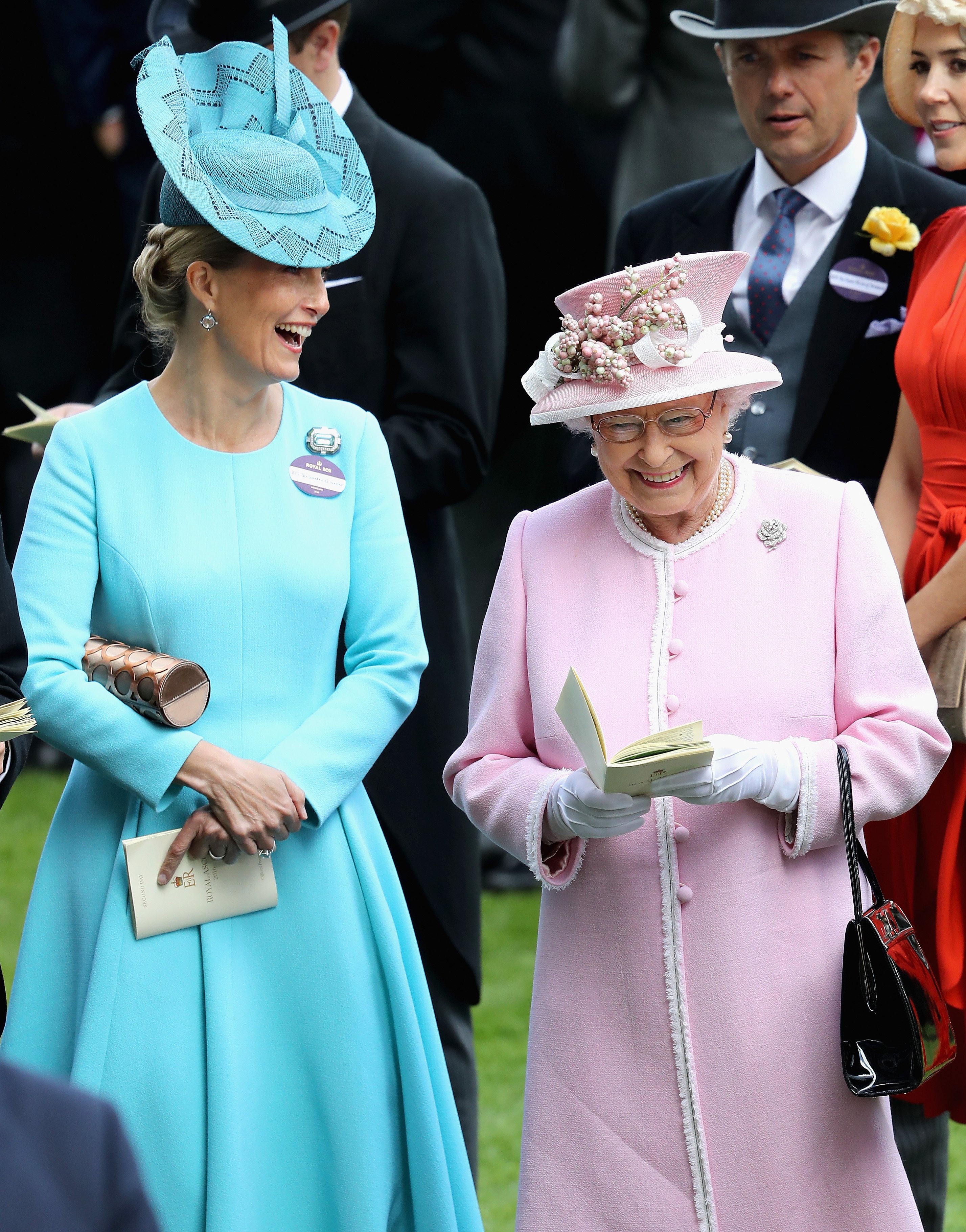 Königin Elizabeth II. und Sophie, Gräfin von Wessex, besuchen den zweiten Tag von Royal Ascot auf dem Ascot Racecourse am 15. Juni 2016 in Ascot, England | Quelle: Getty Images 