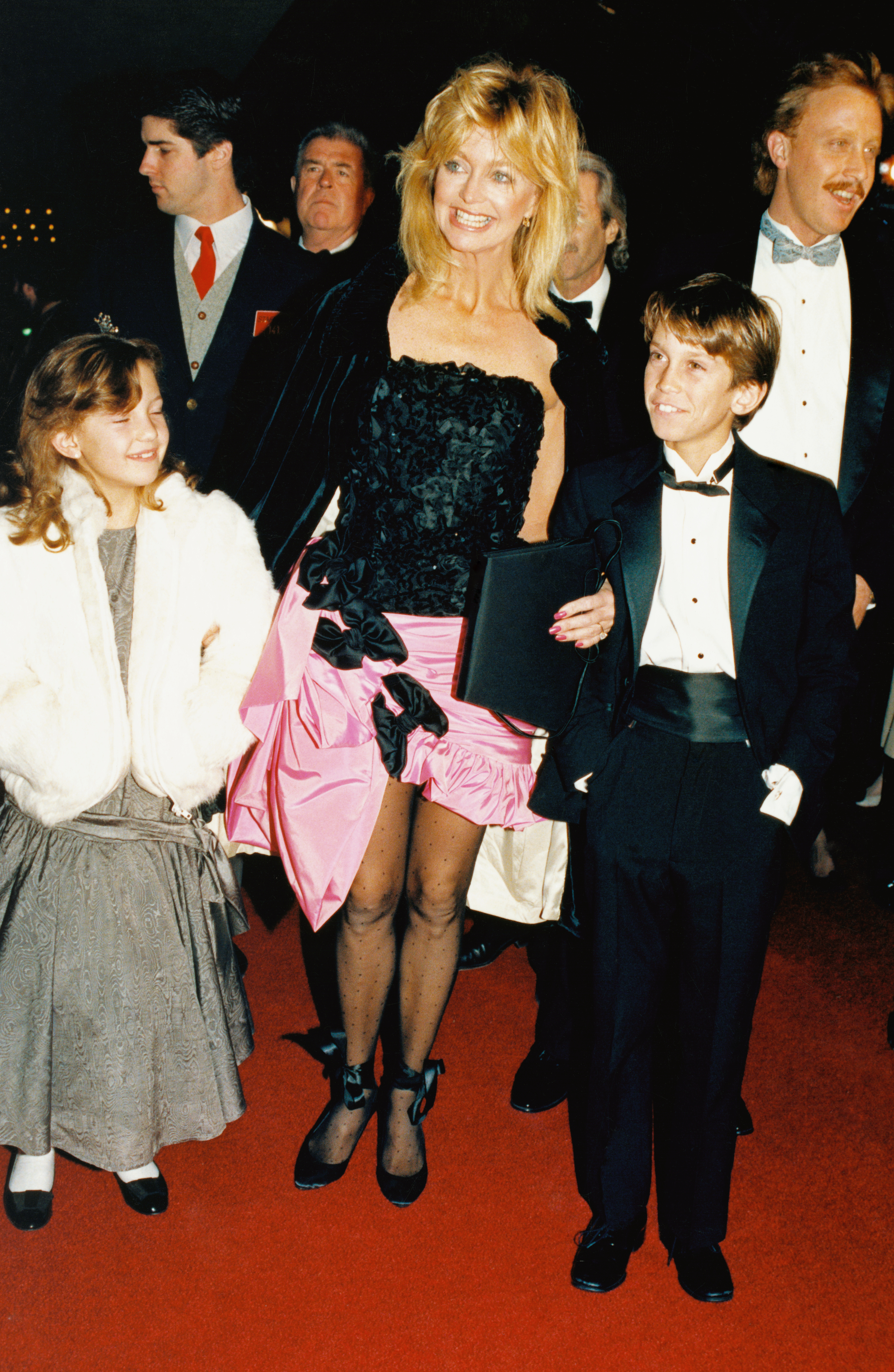 Goldie Hawn und ihre Kinder bei der Vorführung von "Overboard" im Jahr 1987 | Quelle: Getty Images