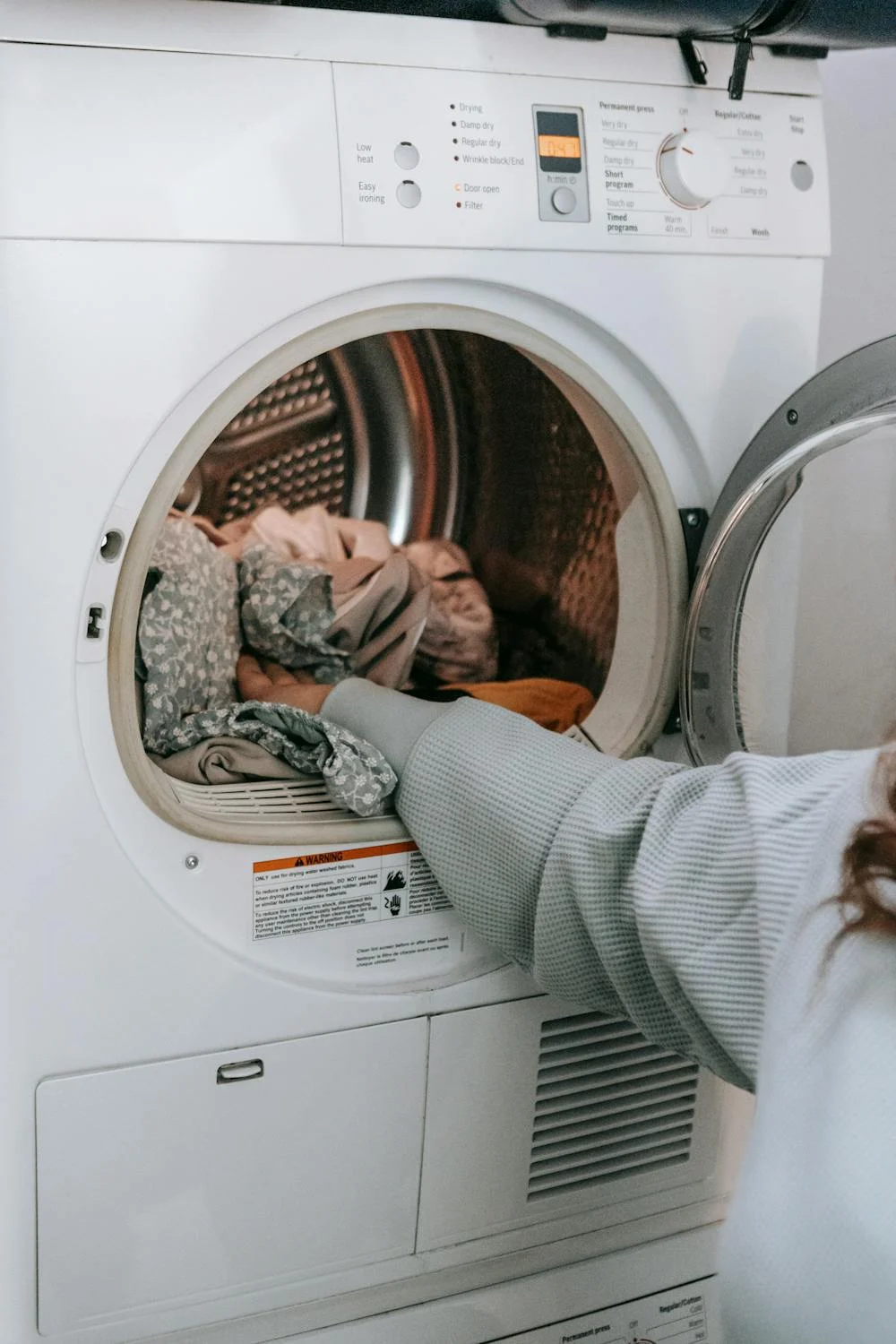Eine Frau beim Wäschewaschen | Quelle: Pexels