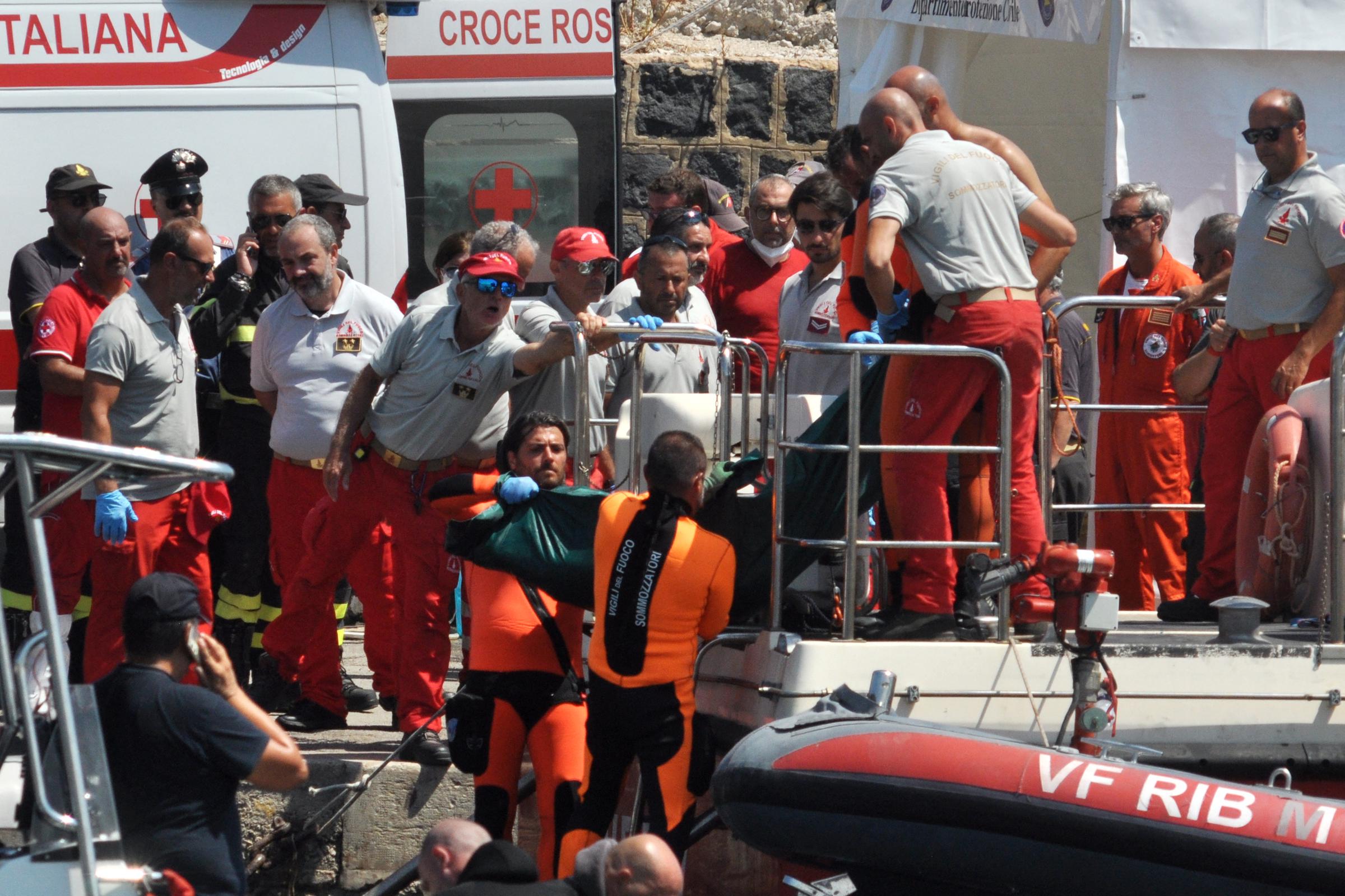 Taucher der Vigili del Fuoco, des italienischen Feuerwehrkorps, tragen am 23. August 2024 im Hafen von Porticello, Italien, eine Leiche aus dem Wrack der Yacht Bayesian. | Quelle: Getty Images