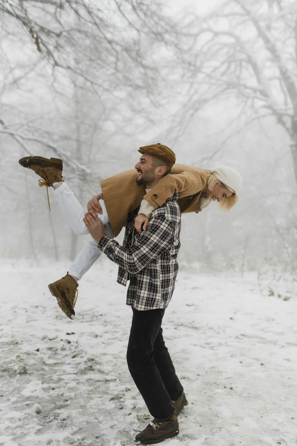 Ein Paar hat Spaß im Schnee | Quelle: Pexels