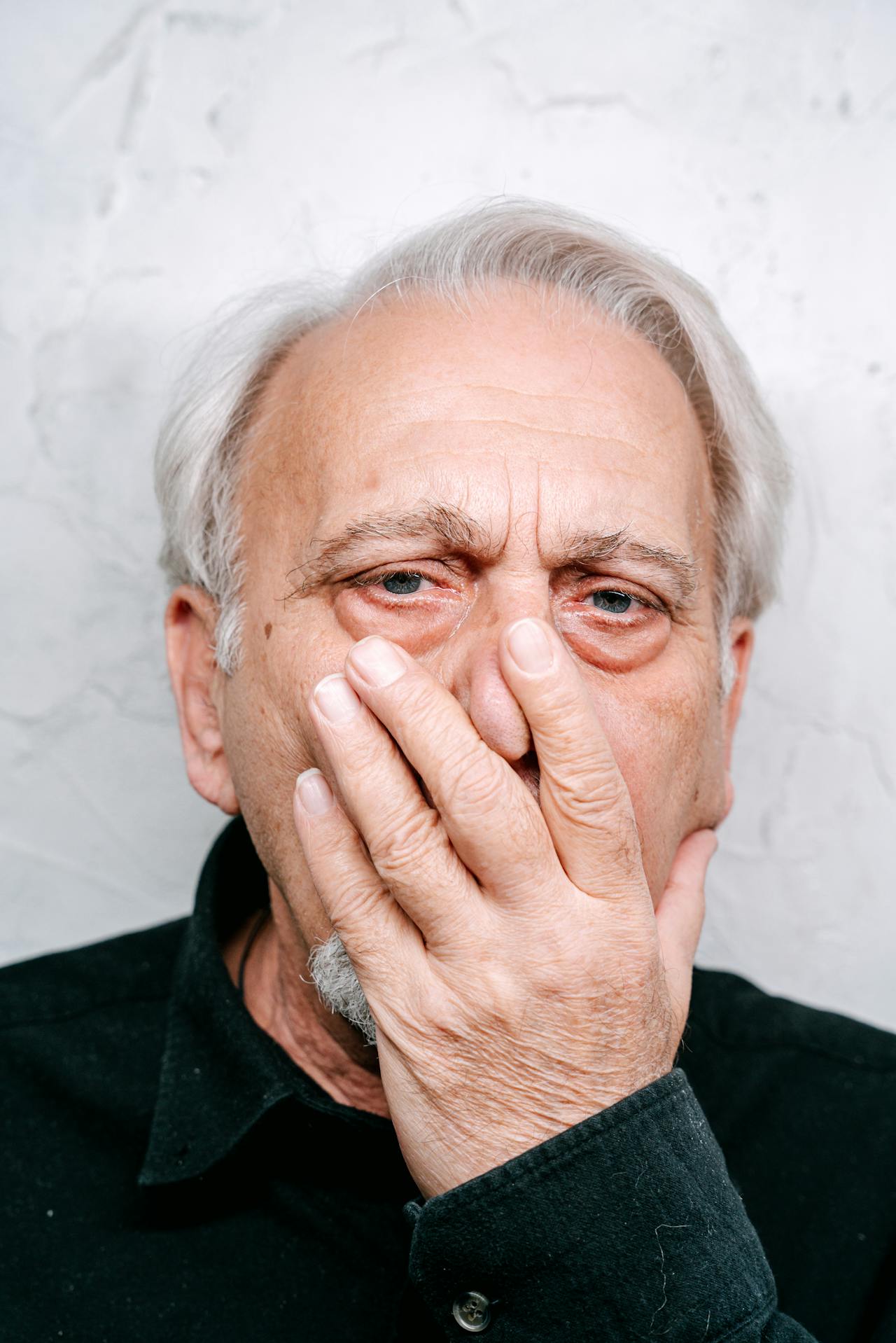 Ein erschütterter älterer Mann | Quelle: Pexels