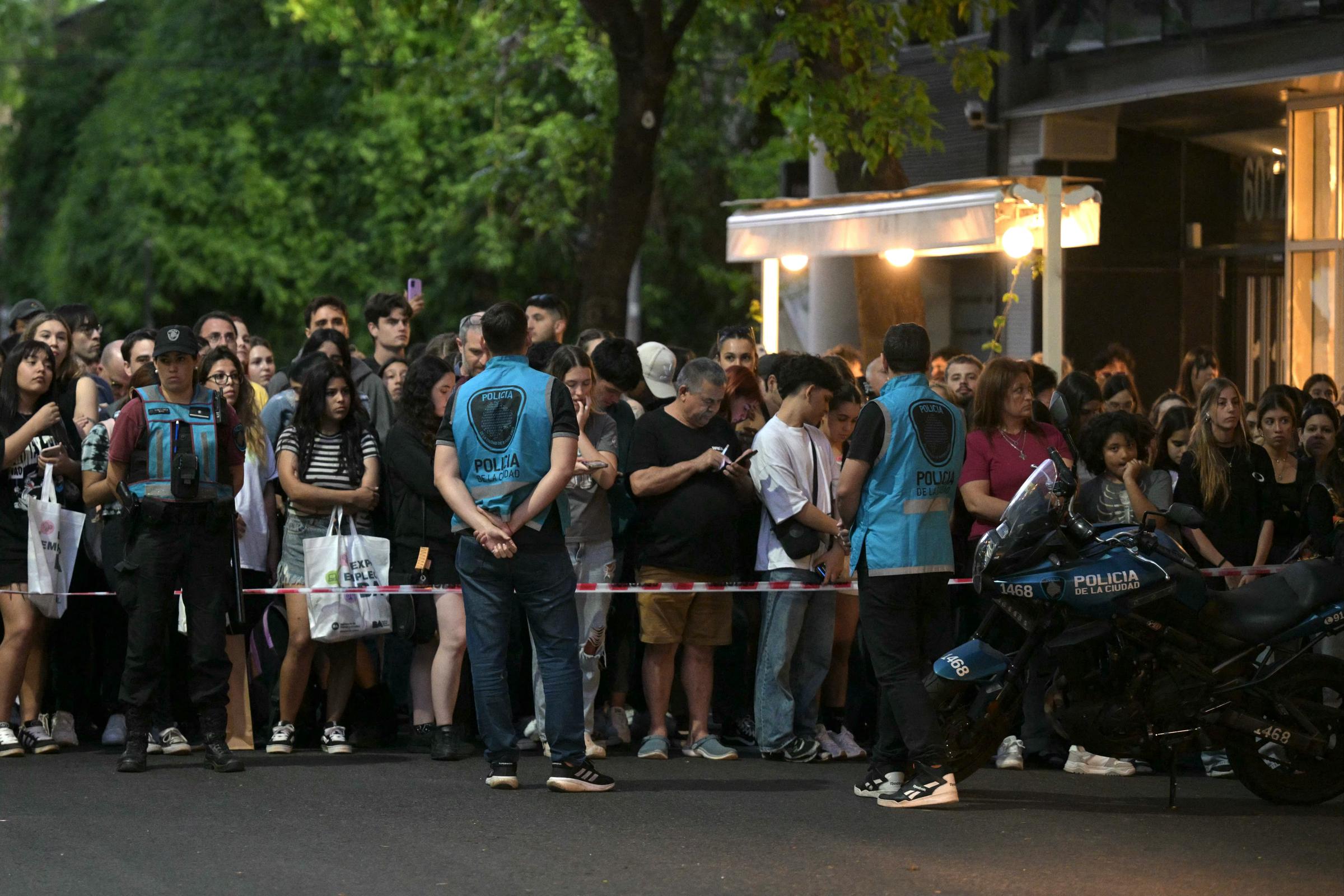 Fans versammelten sich vor dem Hotel, in dem Liam Payne am 16. Oktober 2024 in Buenos Aires, Argentinien, starb. | Quelle: Getty Images