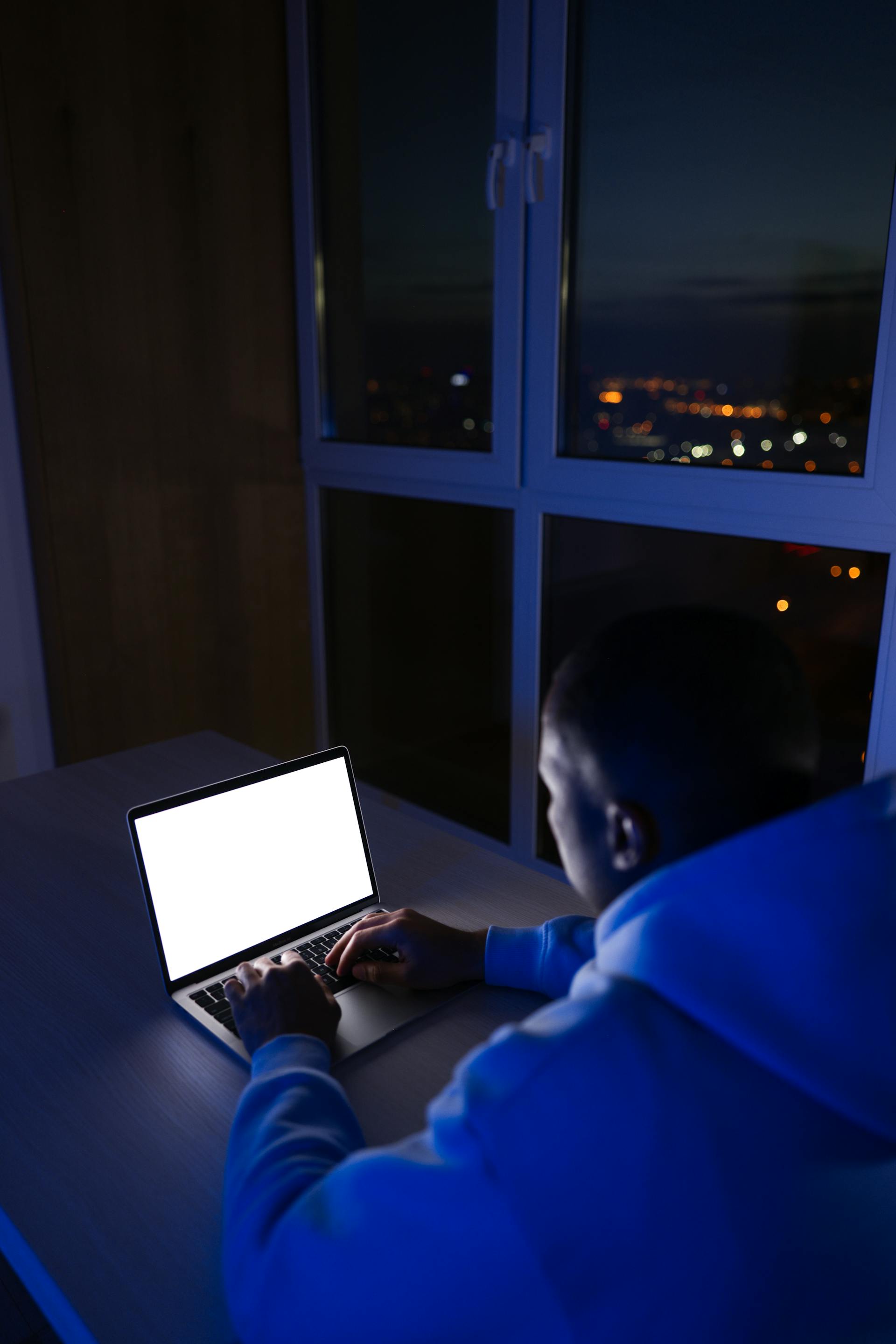 Ein Mann arbeitet nachts an einem Laptop | Quelle: Pexels