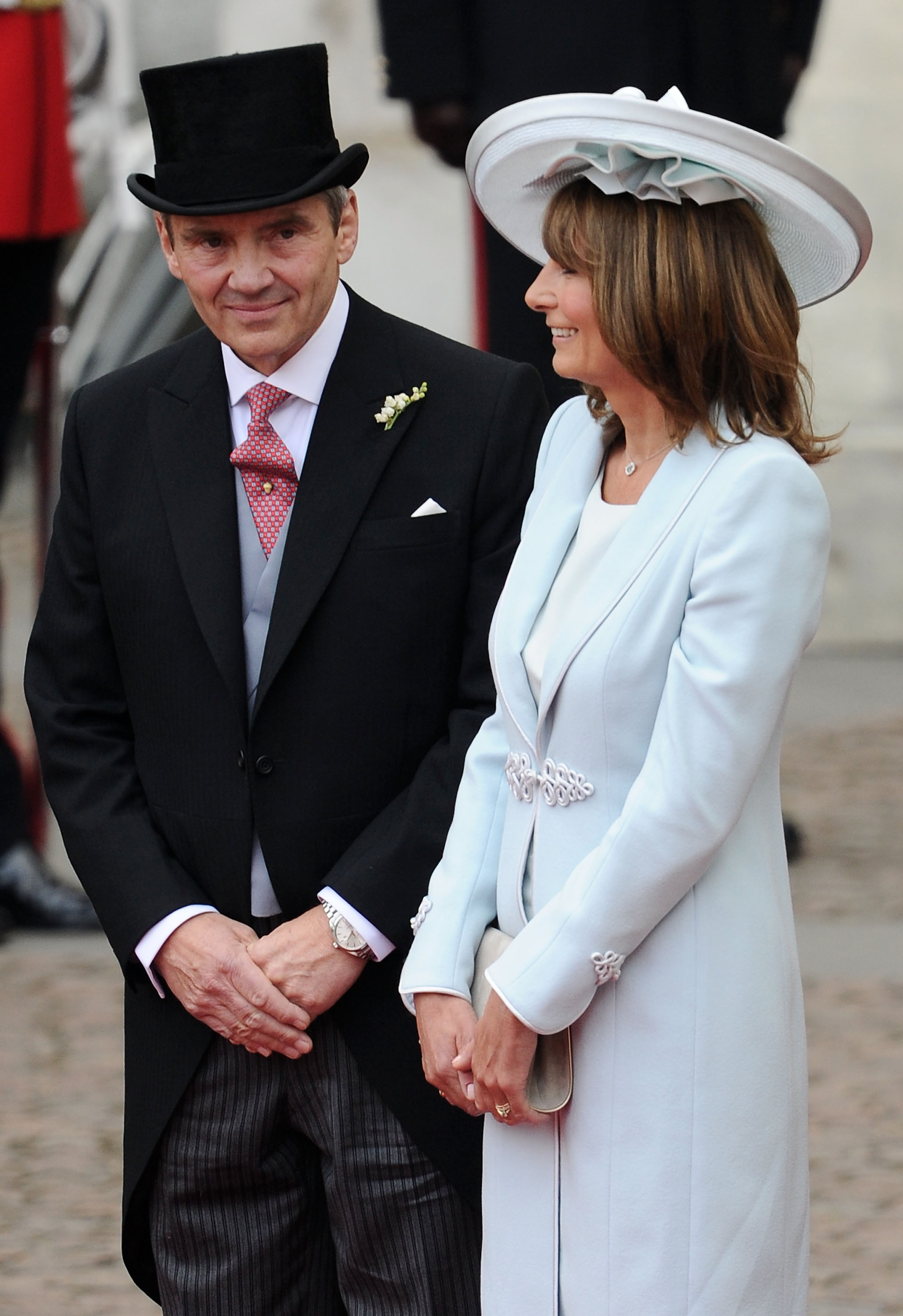 Michael Middleton und Carole Middleton verlassen Westminster Abbey nach der königlichen Hochzeit von Prinz William und Catherine Middleton in London, England, am 29. April 2011. | Quelle: Getty Images