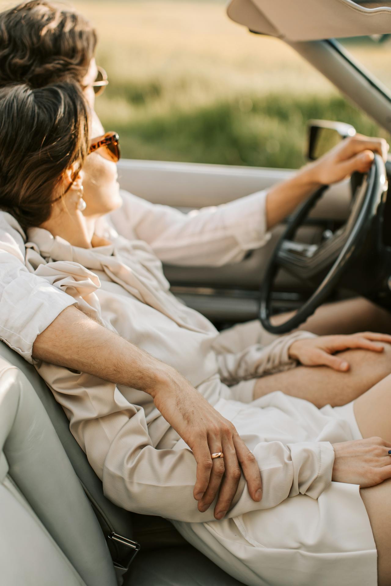 Ein romantisches Paar in einem Auto | Quelle: Pexels