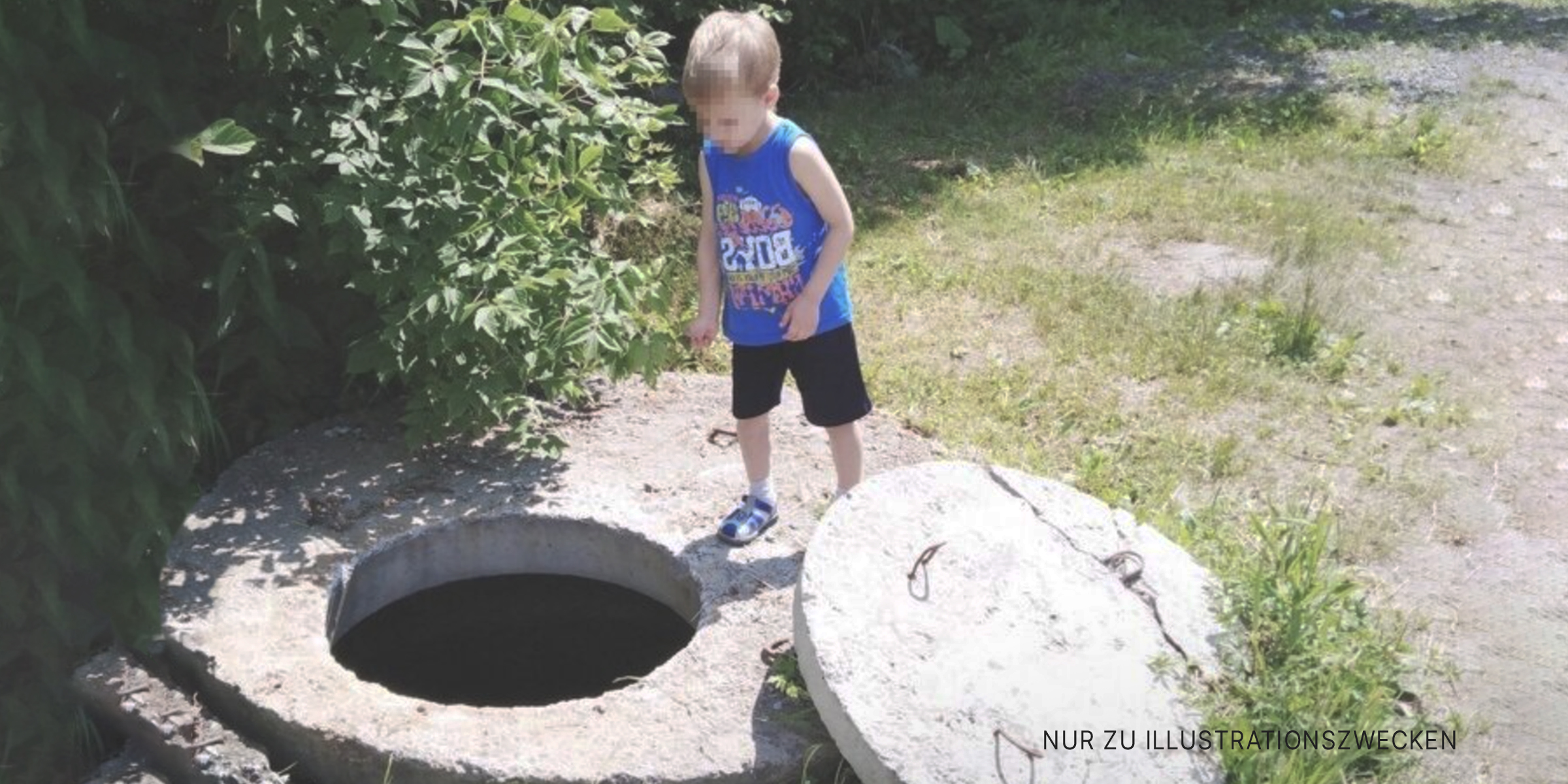 Kleiner Junge in der Nähe eines Brunnens | Quelle: Shutterstock