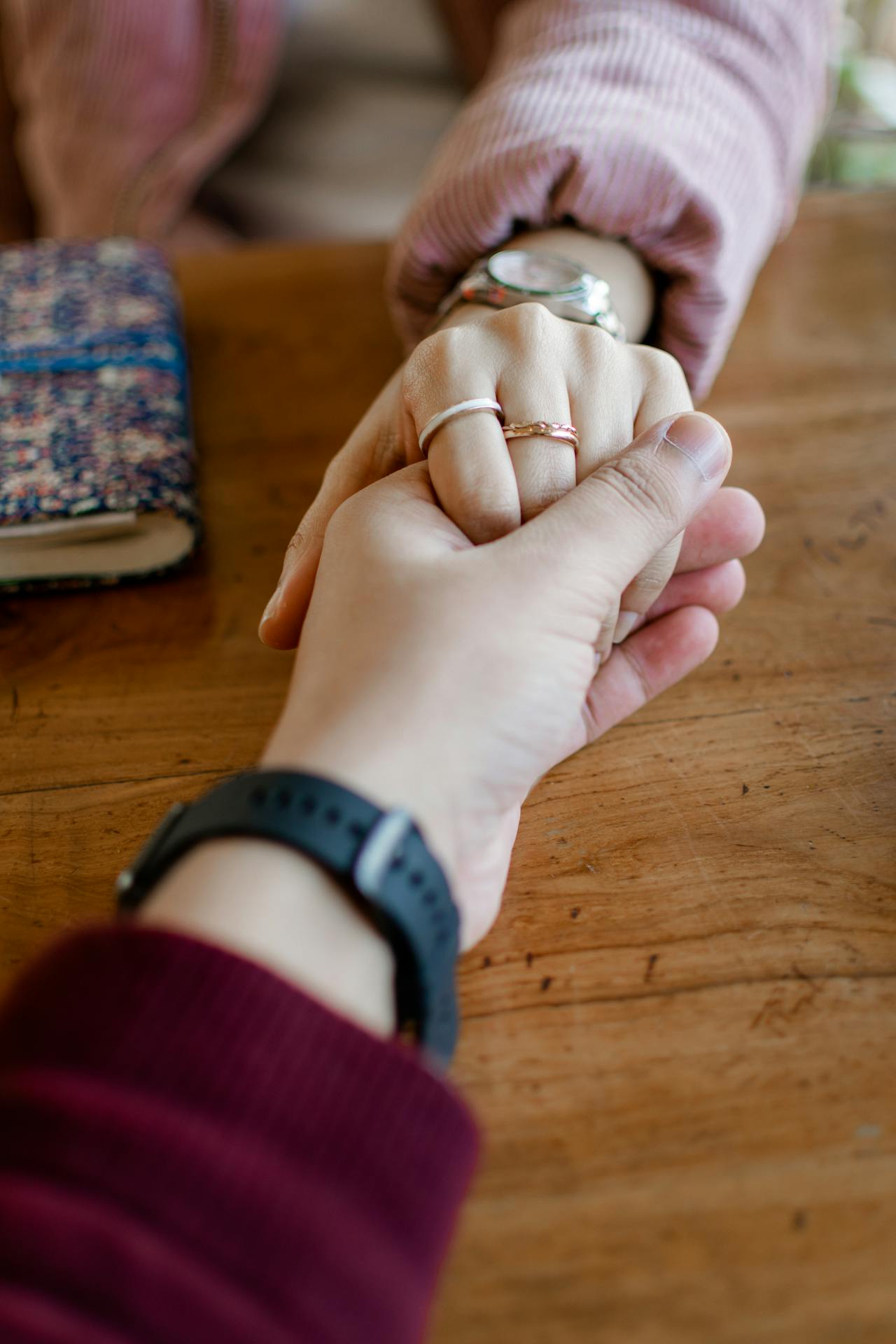 Ein Mann hält die Hand einer Frau | Quelle: Pexels