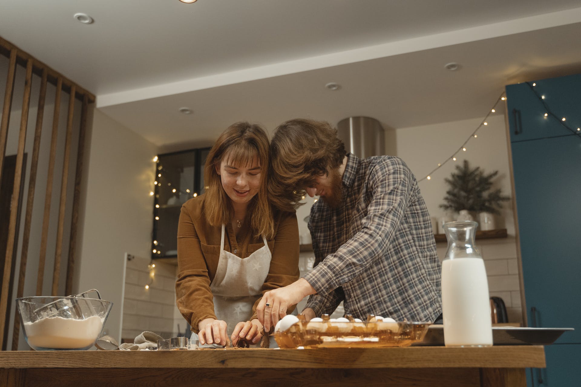 Ein Ehemann hilft seiner Frau in der Küche | Quelle: Pexels
