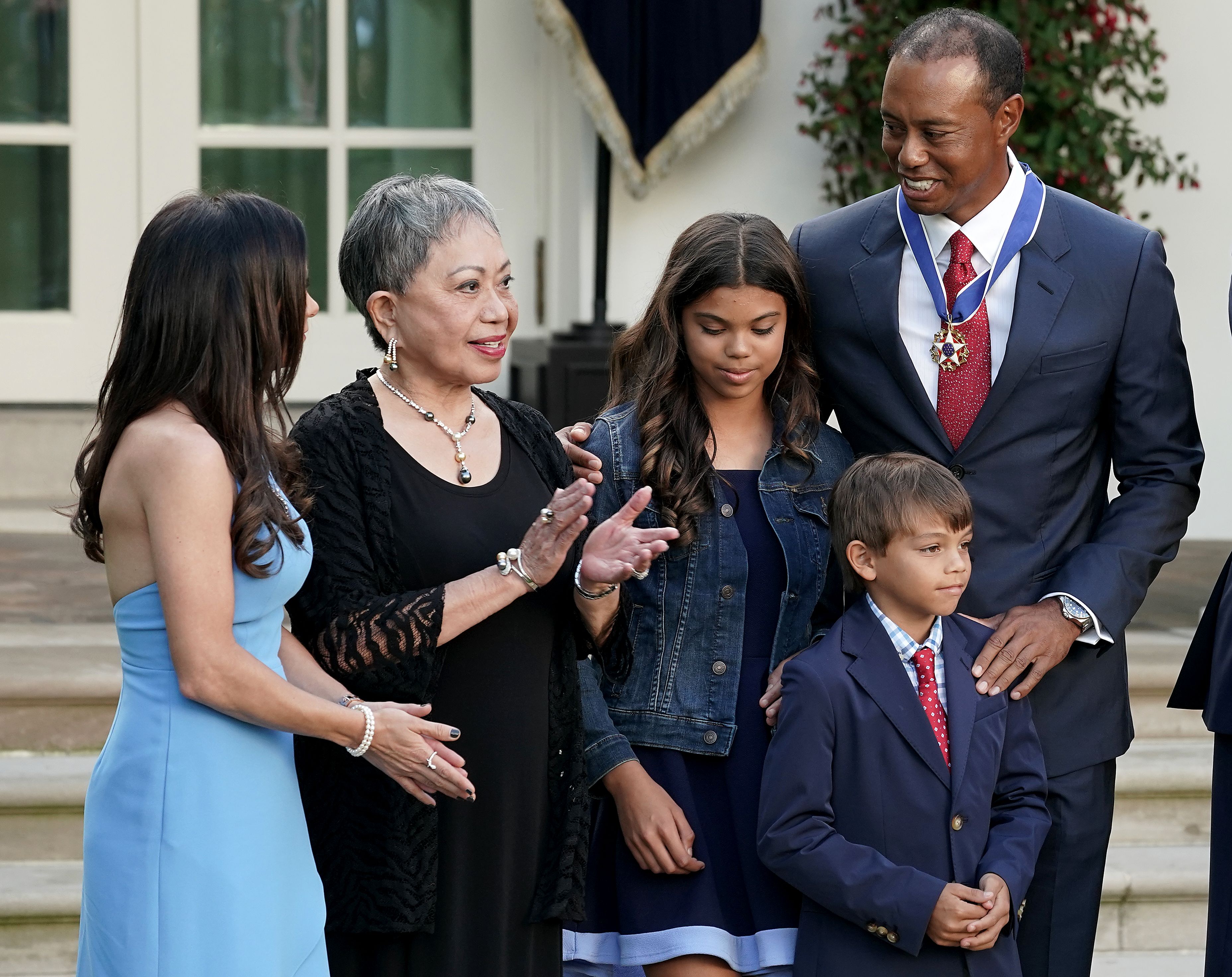 Tiger, Kultida, Sam Alexis und Charlie Axel Woods neben Erica Herman während Tigers Medal of Freedom Zeremonie im Rosengarten des Weißen Hauses in Washington, Dc, am 6. Mai 2019. | Quelle: Getty Images