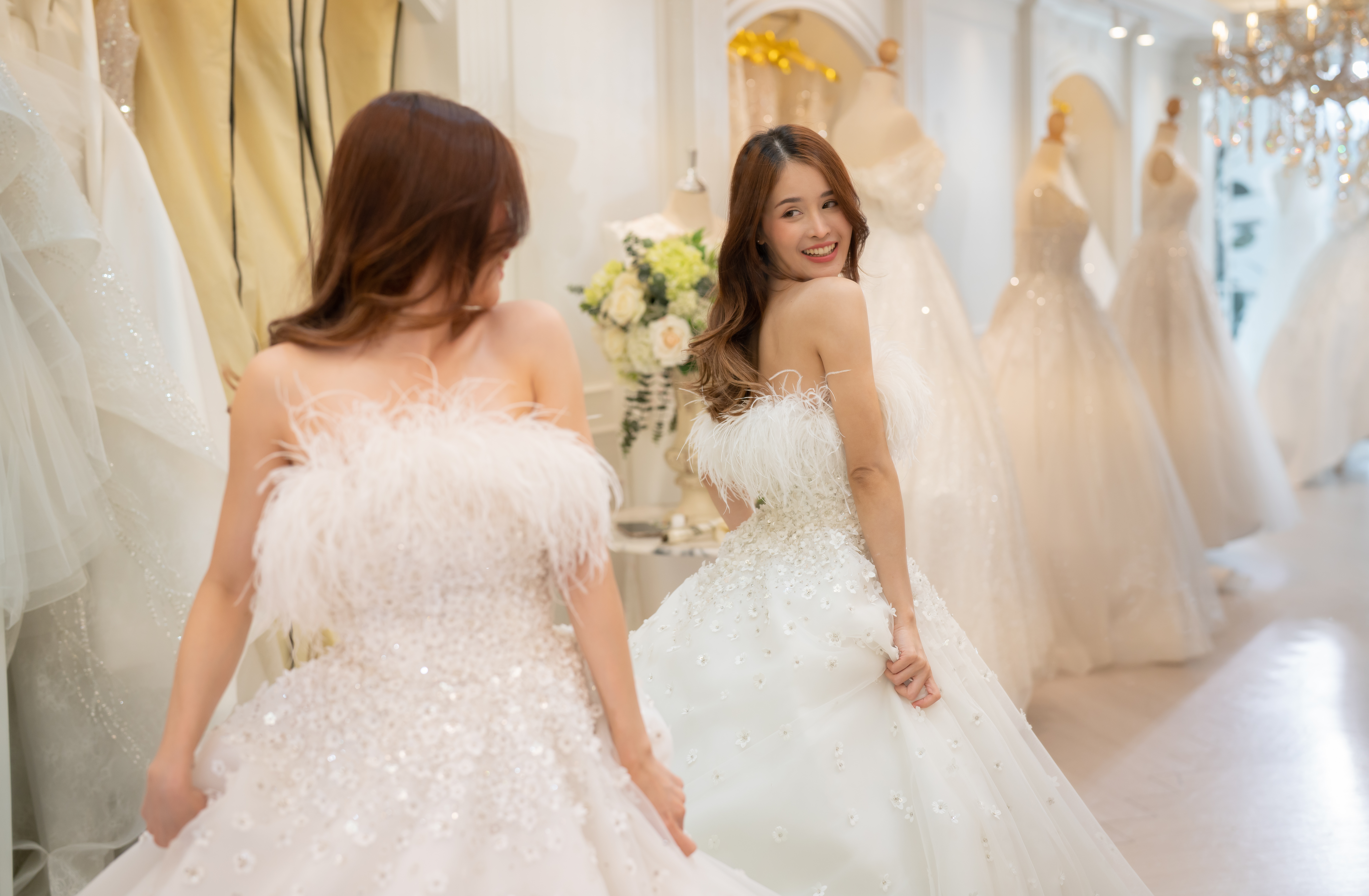 Der Schneider entwirft das Hochzeitskleid für die Braut | Quelle: Getty Images