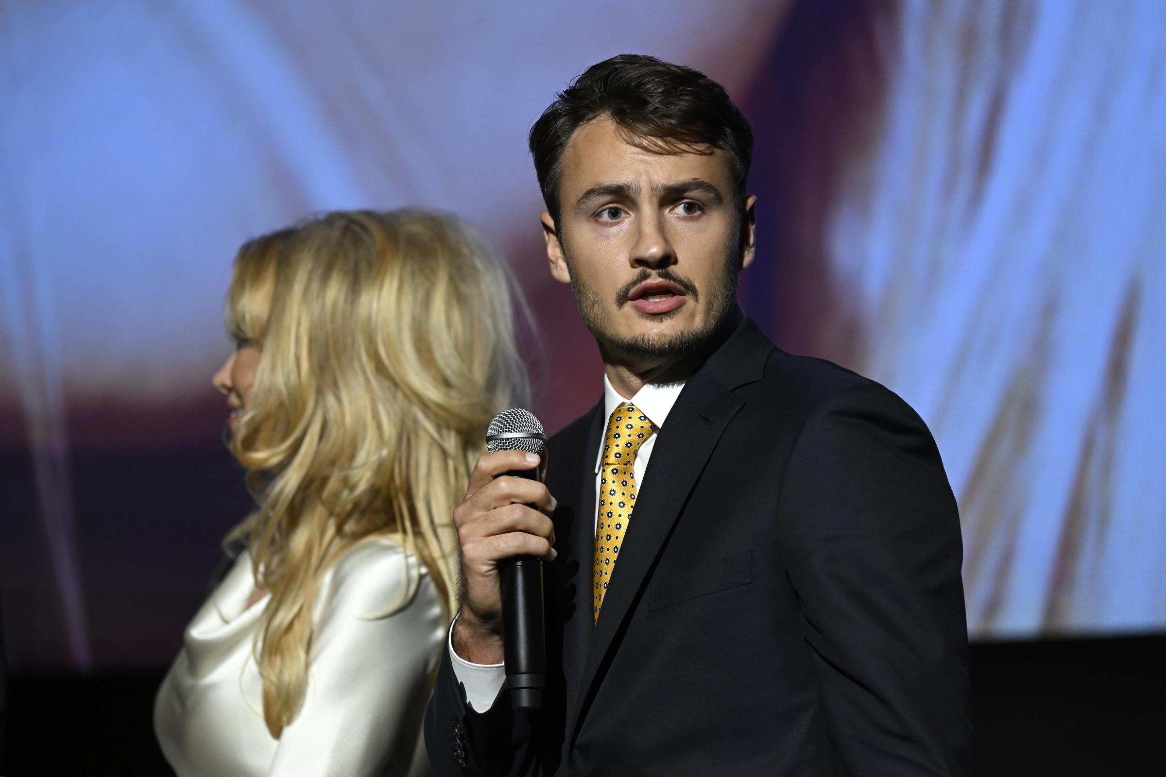 Brandon Thomas Lee spricht neben seiner Mutter Pamela Anderson bei der "Pamela, A Love Story" Special Screening in New York City am 1. Februar 2023 | Quelle: Getty Images