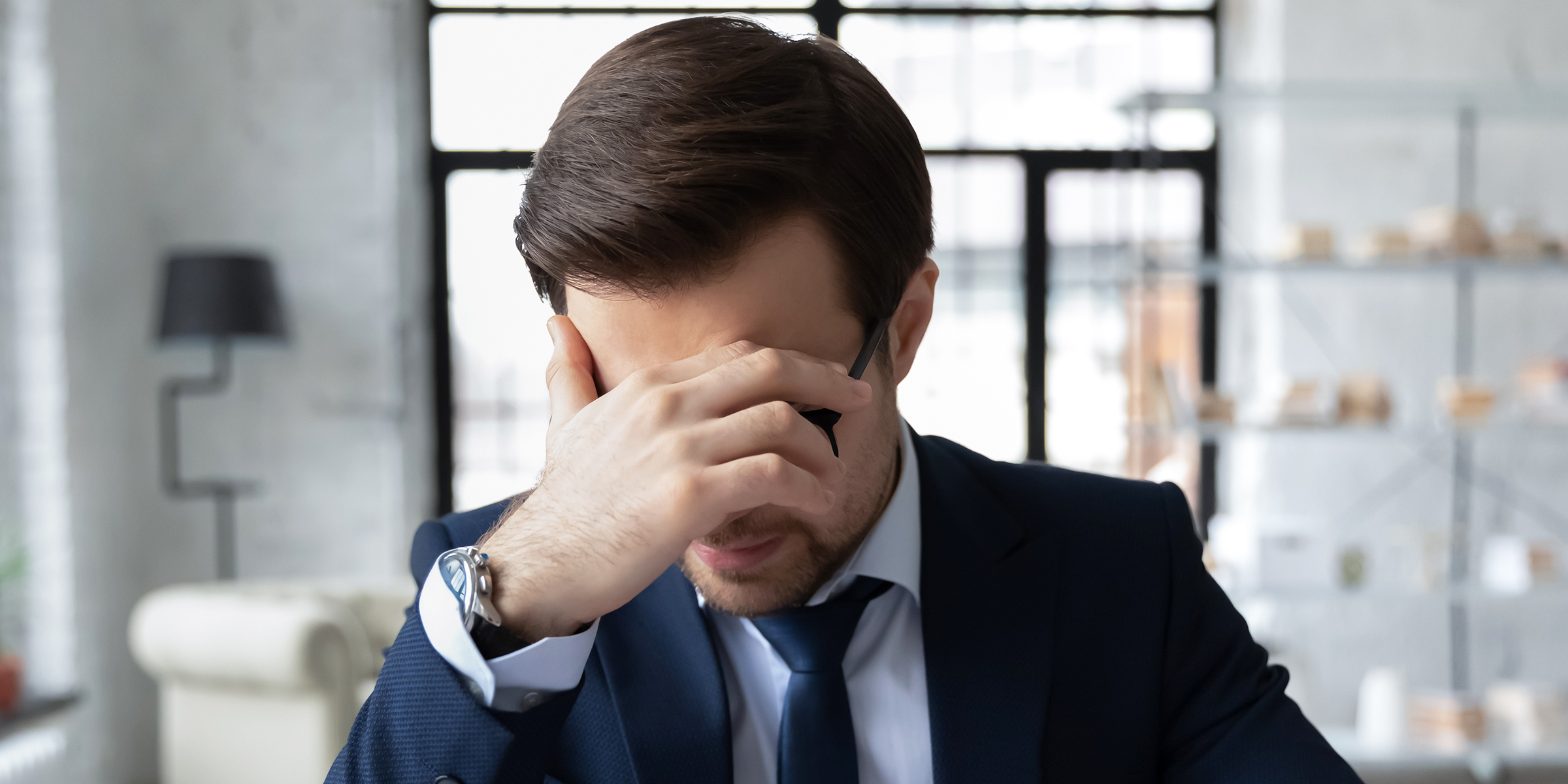 Ein Mann, der seinen Kopf in eine Hand stützt | Quelle: Shutterstock