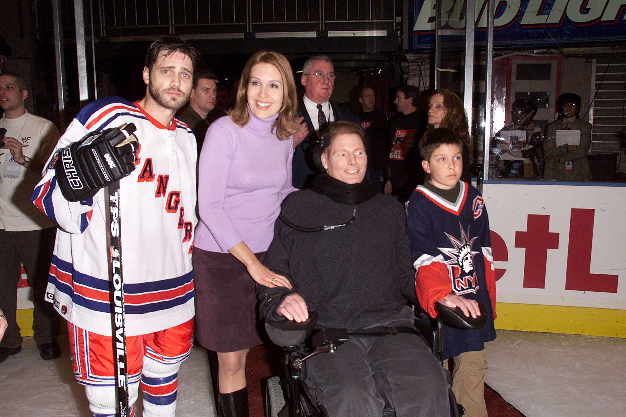 Jason Priestley mit Dana, Christopher und Will Reeve beim Superskate 2001 Wohltätigkeits-Hockey-Event am 7. Januar 2001 in New York City | Quelle: Getty Images