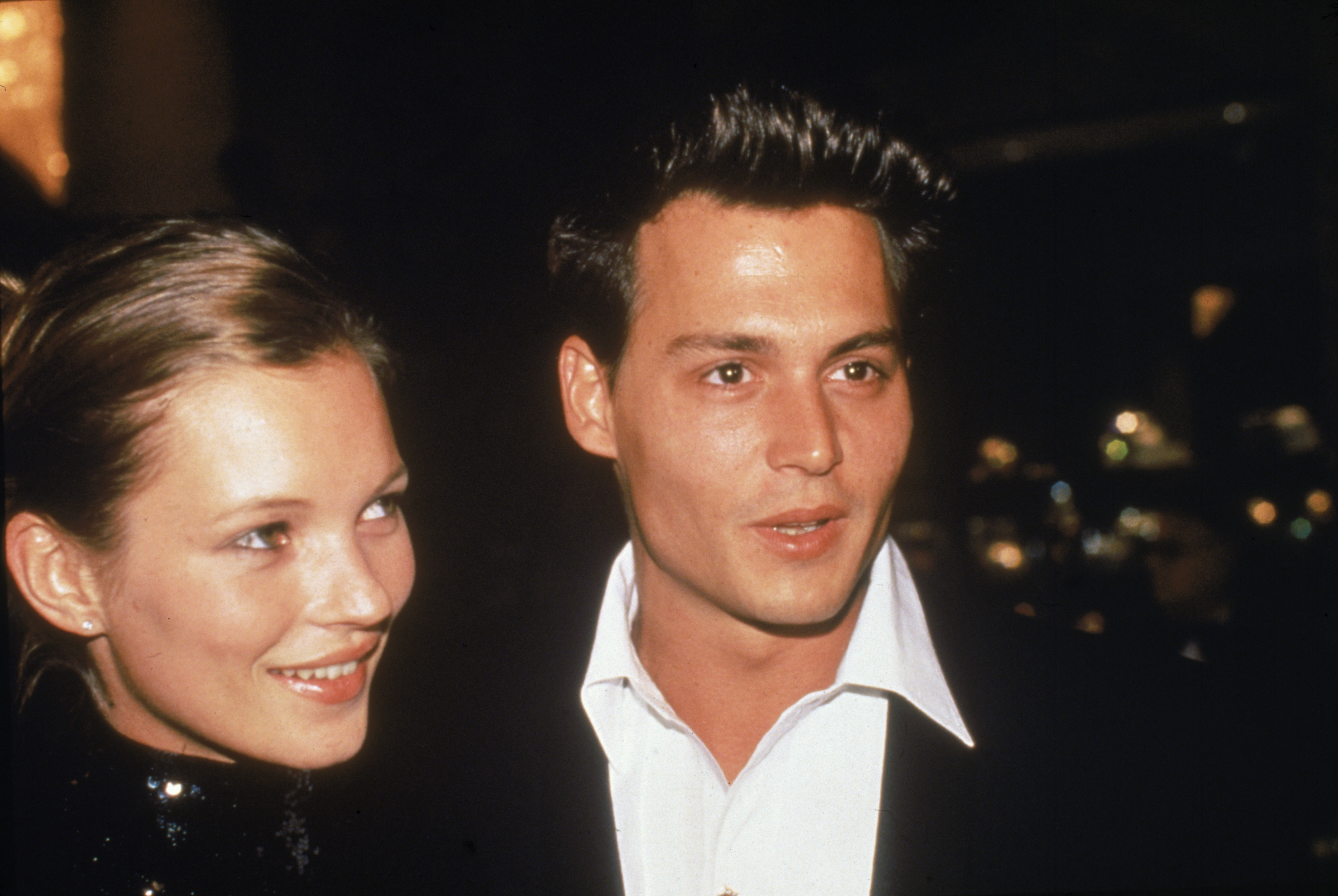 Kate Moss und Johnny Depp bei den 52nd Annual Golden Globe Awards in Beverly Hills, Kalifornien am 21. Januar 1995 | Quelle: Getty Images