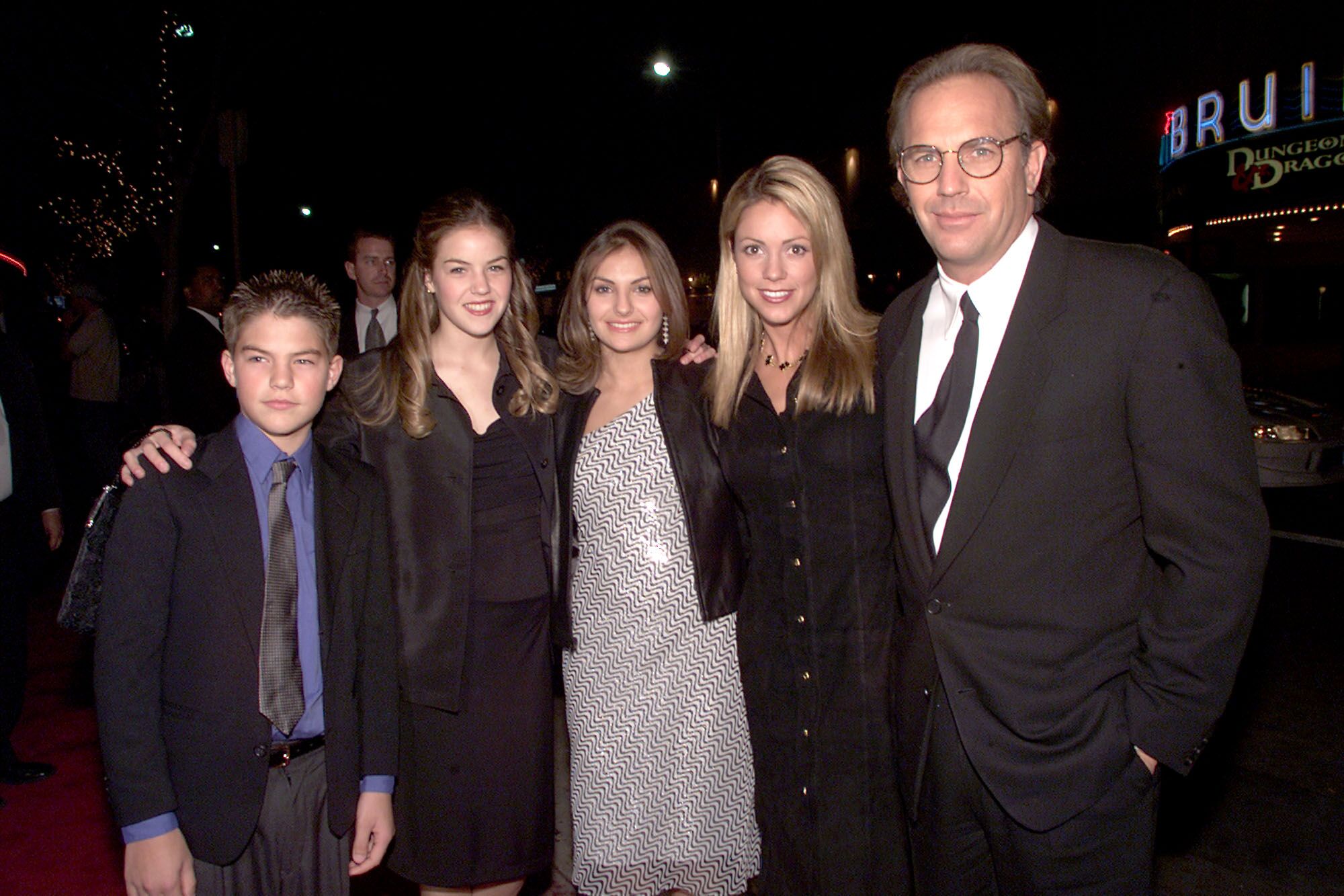 Kevin Costner und Christine Baumgartner mit seinen Kindern mit Cindy Costner, Joe, Lilly und Annie im Jahr 2000 | Quelle: Getty Images