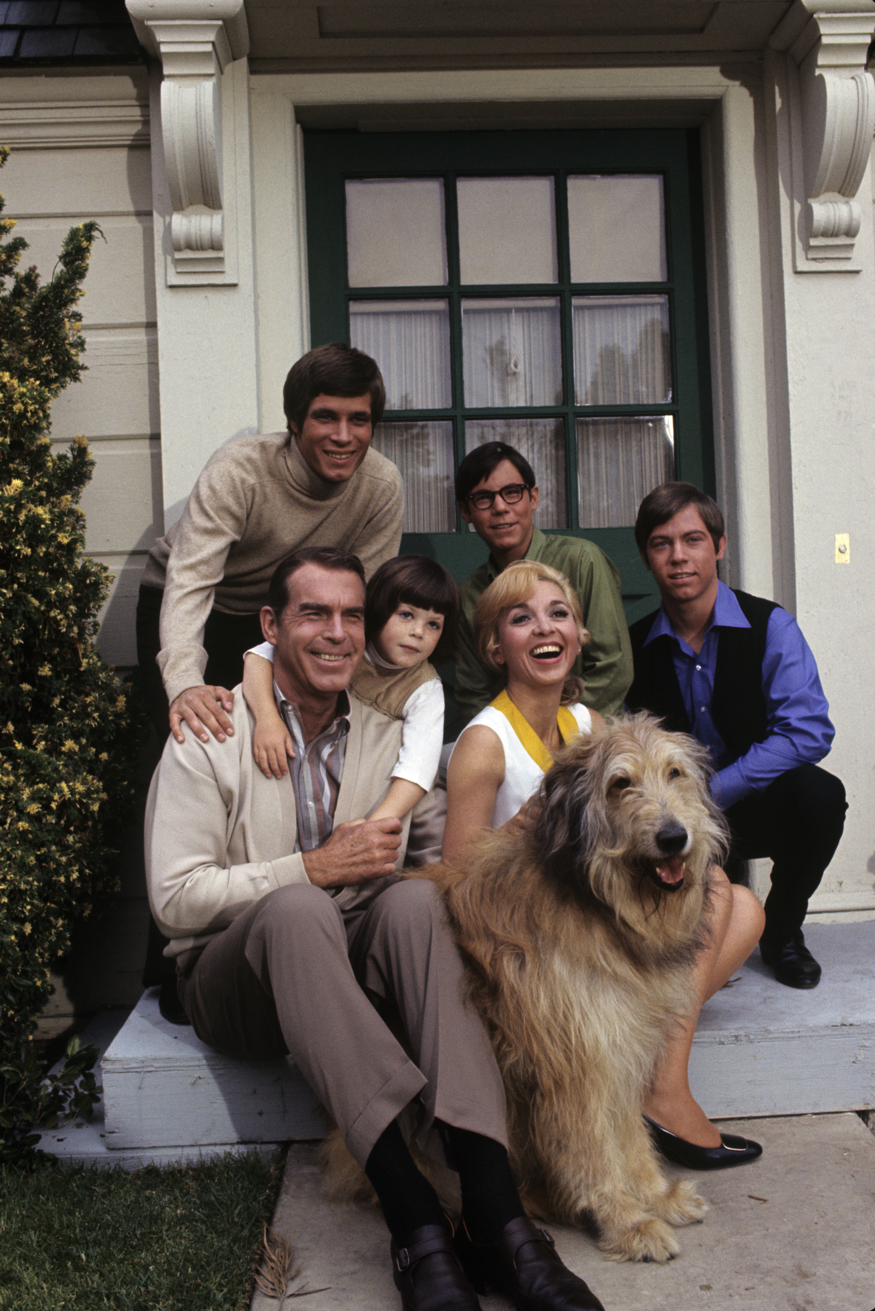 Ein undatiertes Bild von Fred MacMurray, Don Brady, Dawn Lyn, Barry Livingston, Beverly Garland, Stanley Livingston am Set von "Meine drei Söhne" | Quelle: Getty Images