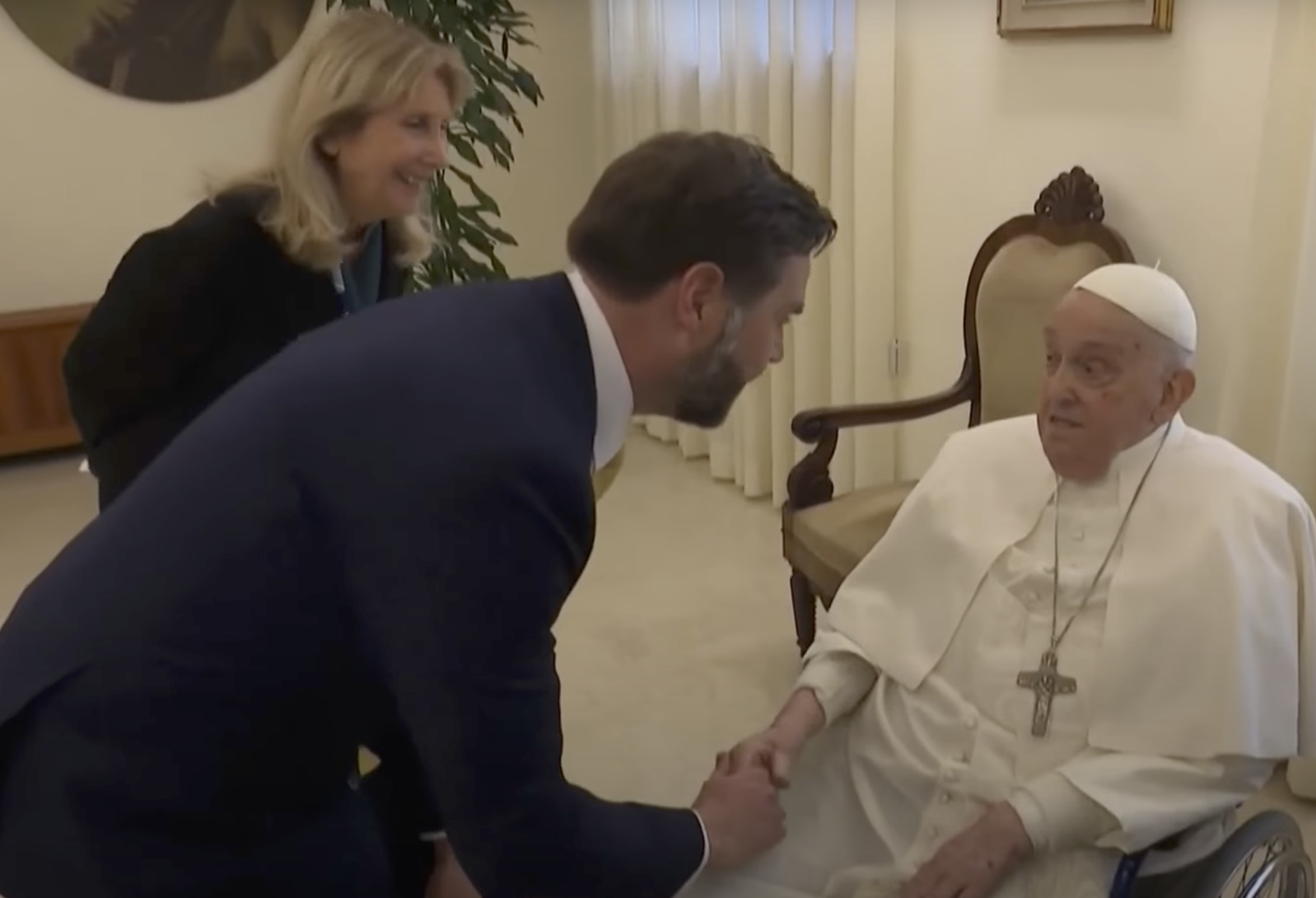 Ein Screenshot von JD Vance und Papst Franziskus, die sich gegenseitig begrüßen, aus einem Video vom 20. April 2025. | Quelle: YouTube/AFP Nachrichtenagentur