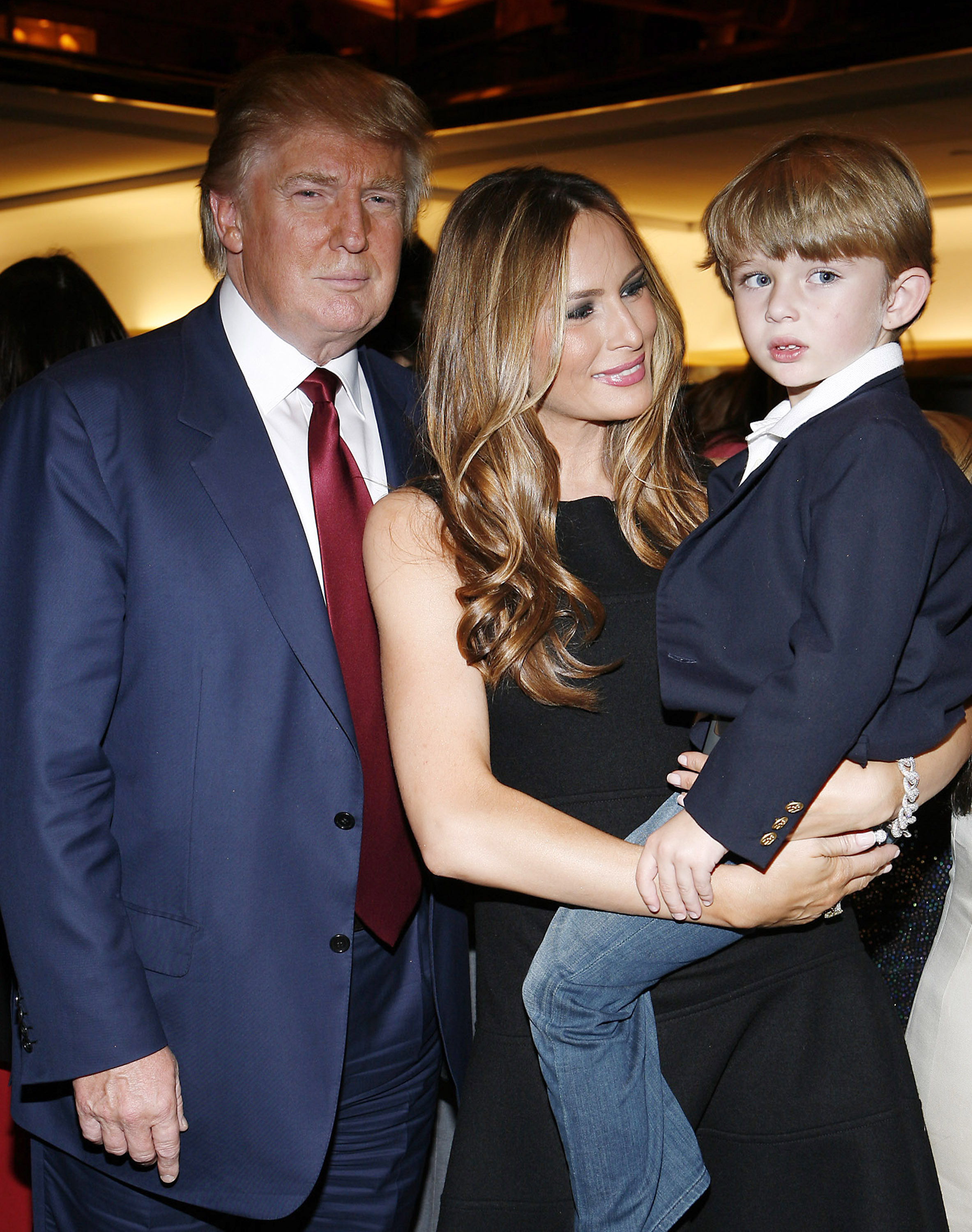 Donald, Melania und Barron Trump bei der Buchvorstellung von „The Trump Card: Playing to Win in Work and Life“, am 14. Oktober 2009 in New York. | Quelle: Getty Images