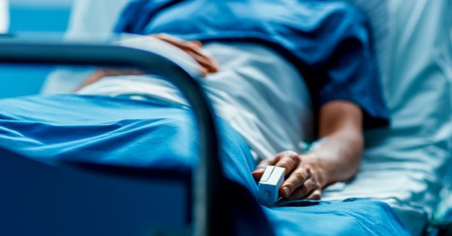 Patient in einem Krankenhausbett | Quelle: Shutterstock