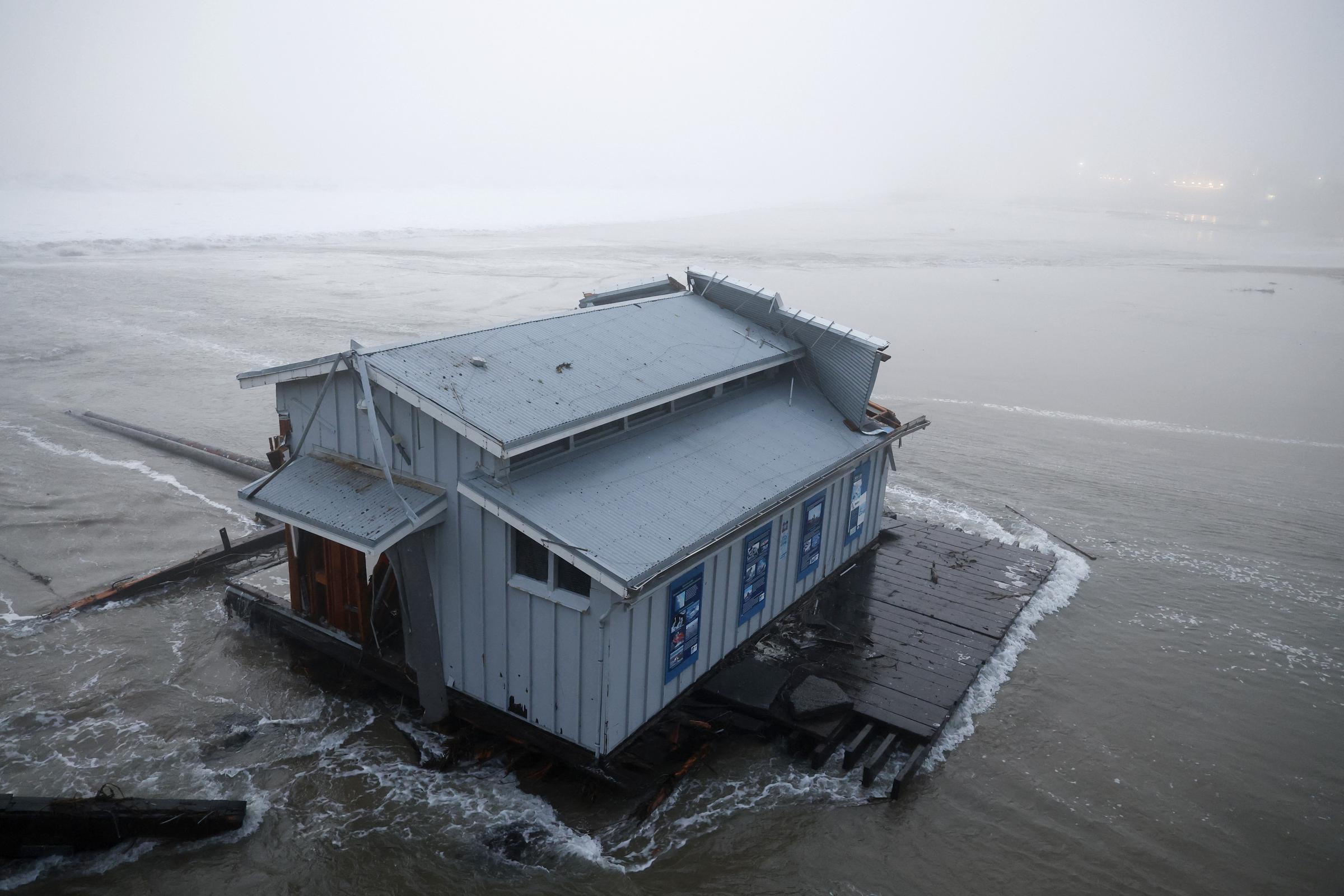 Der eingestürzte Pier an der Santa Cruz Wharf ist in Santa Cruz, Kalifornien, am 23. Dezember 2024 zu sehen | Quelle: Getty Images