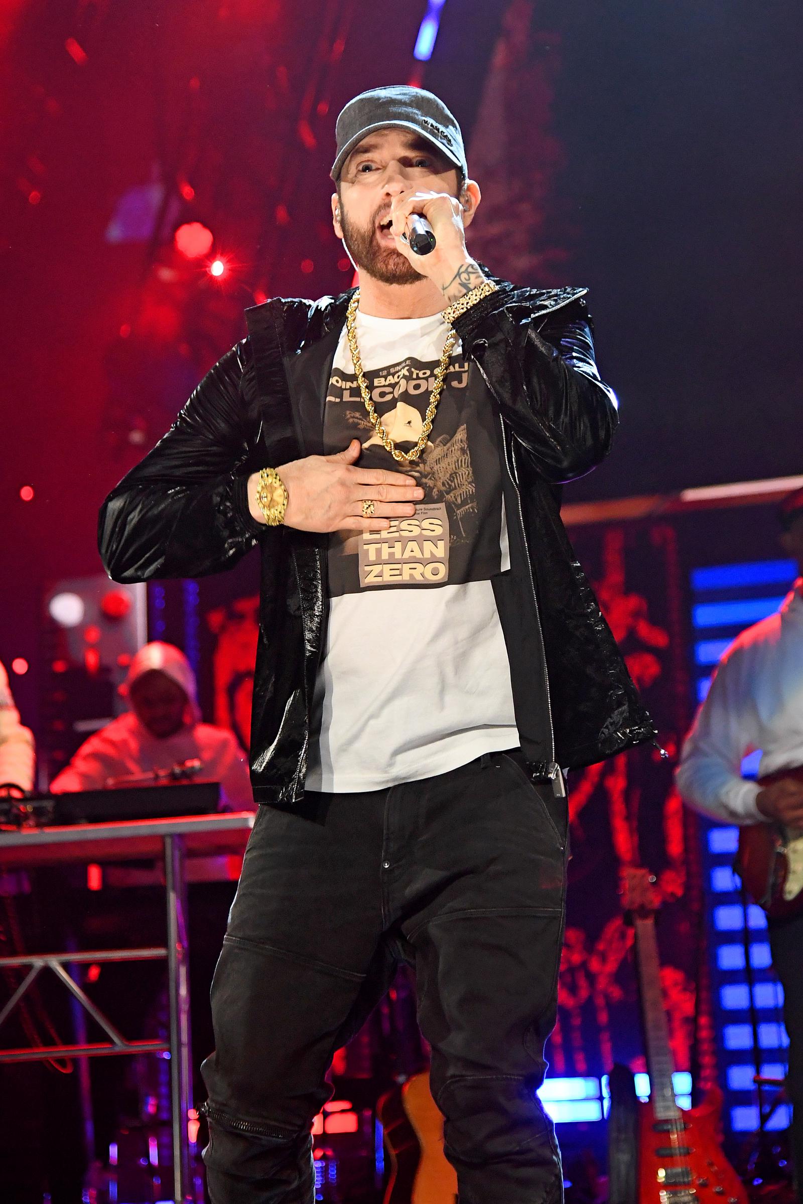 Eminem bei einem Auftritt während der 36th Annual Rock &amp; Roll Hall Of Fame Induction Ceremony in Cleveland, Ohio am 30. Oktober 2021 | Quelle: Getty Images
