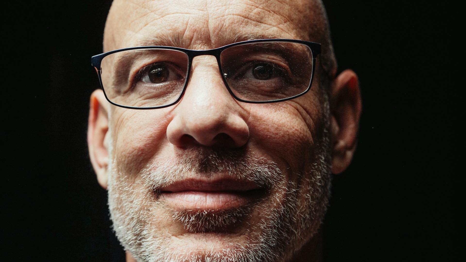 Ein ernst dreinschauender Mann | Quelle: Pexels