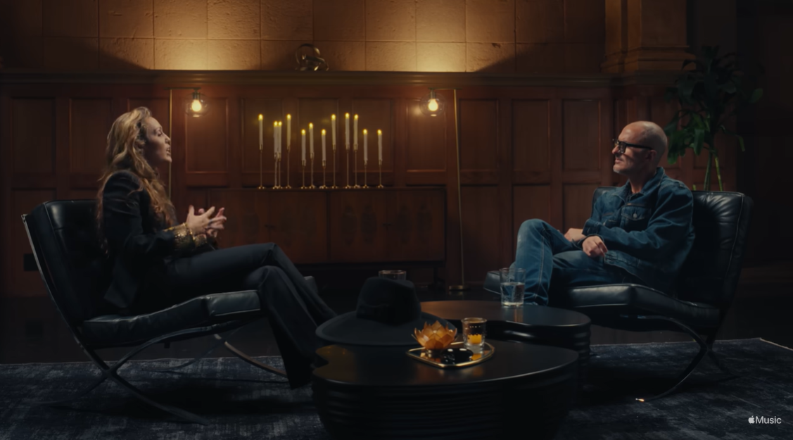 Miley Cyrus spricht mit Zane Lowe in einem intimen Apple Music-Interview über die emotionale Last, die hinter ihrem Gesangszustand steckt | Quelle: YouTube/AppleMusic