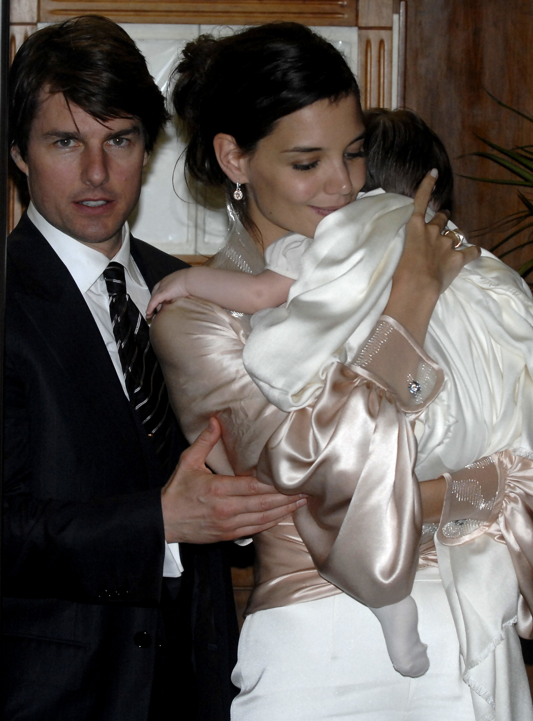 Katie Holmes, Tom Cruise und Suri Cruise im Restaurant "Nino" nahe der Piazza di Spagna am 16. November 2006 in Rom, Italien. | Quelle: Getty Images