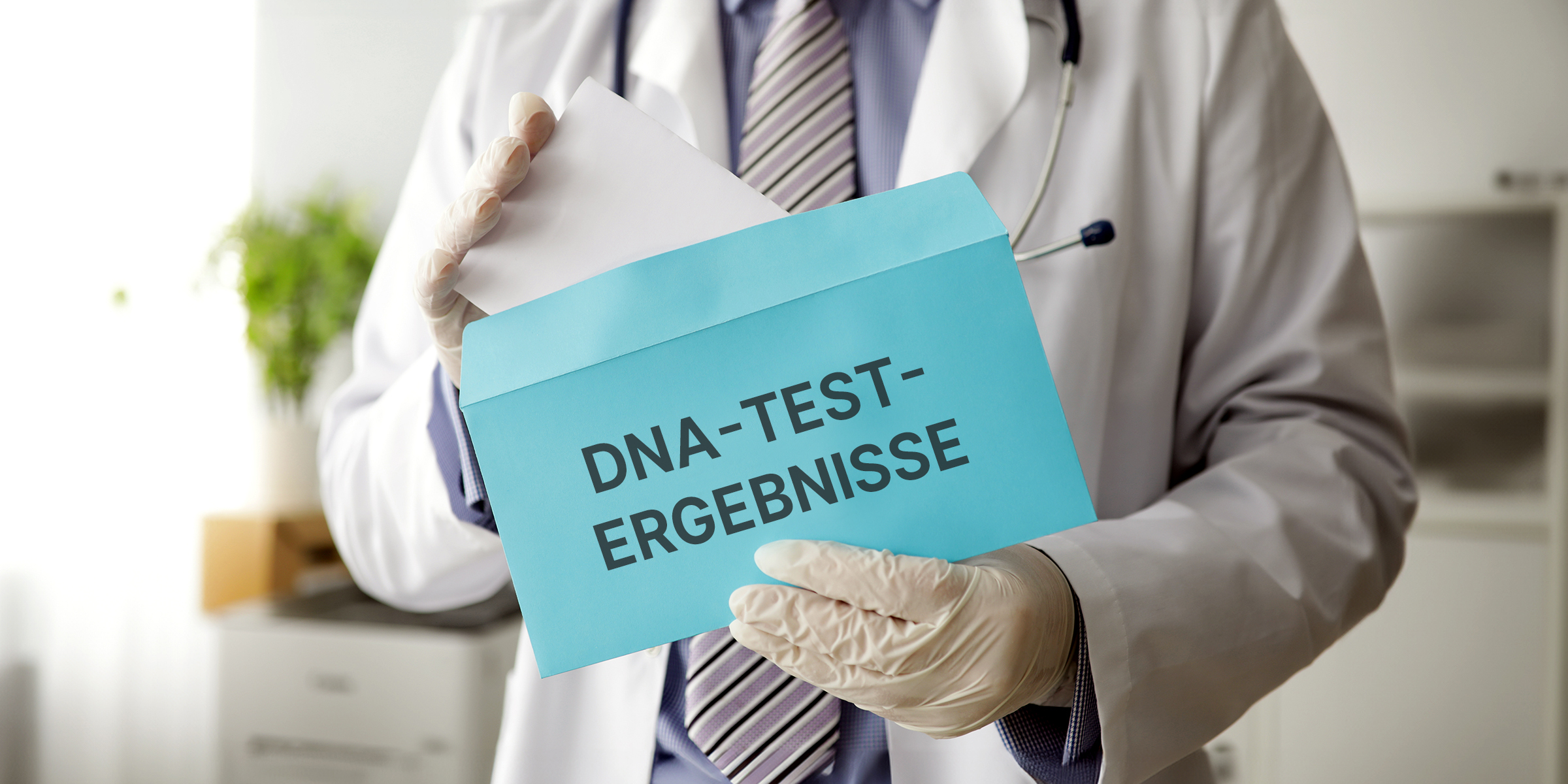 Ein Arzt mit DNA-Tests | Quelle: Shutterstock