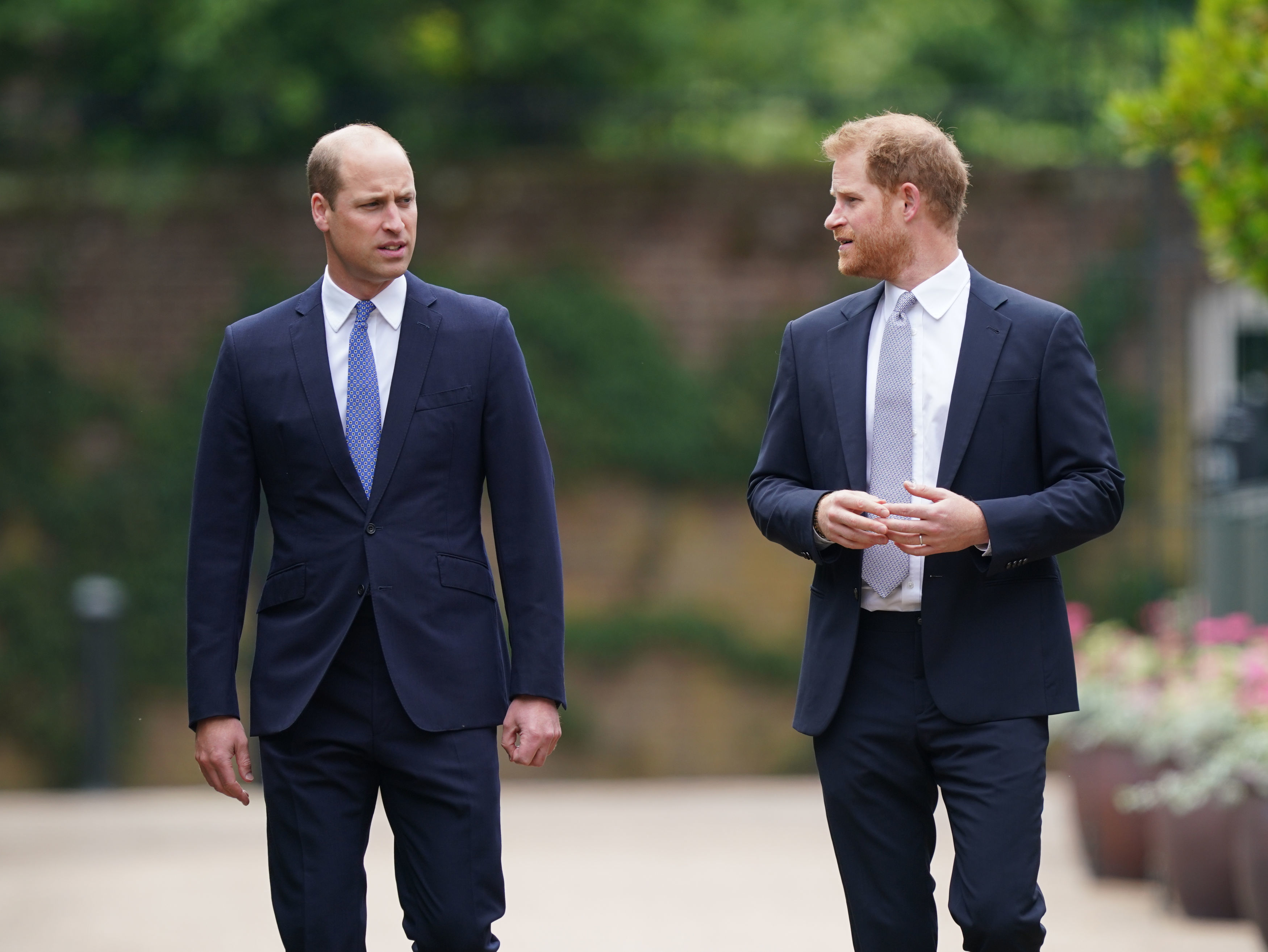 Prinz William und Prinz Harry kommen am 1. Juli 2021 in London, England, zur Enthüllung einer Statue, die sie für ihre Mutter, Prinzessin Diana, in Auftrag gegeben haben. | Quelle: Getty Images