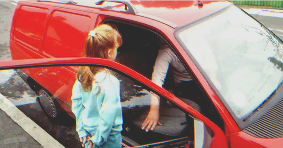 Mädchen setzt sich in einen Lieferwagen | Quelle: Shutterstock