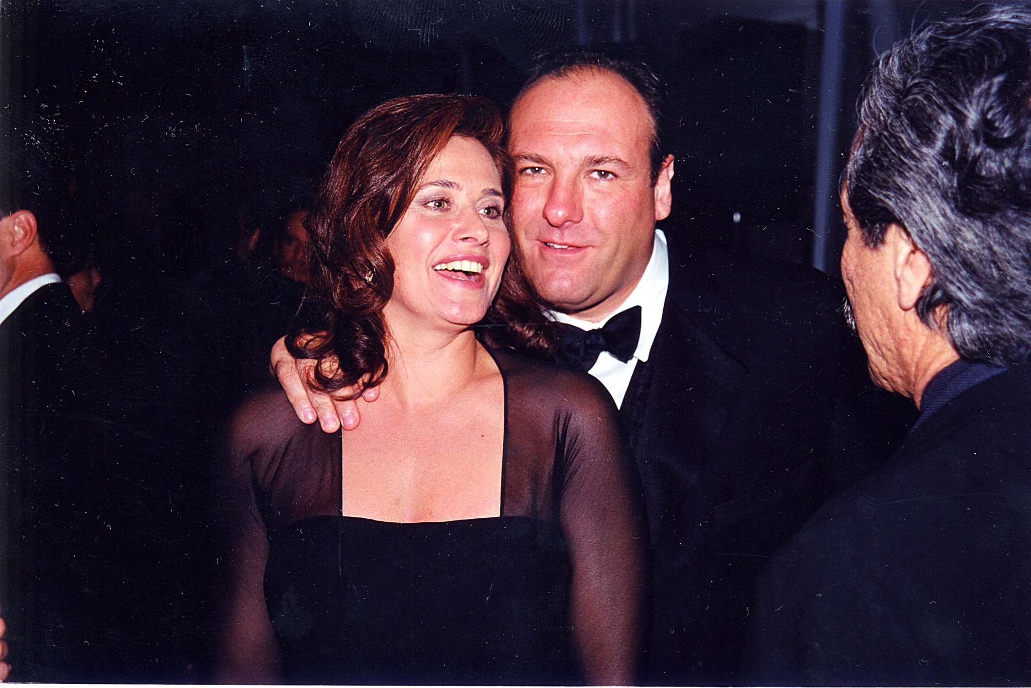 Lorraine Bracco und James Gandolfini sorgten bei einer der größten Veranstaltungen des Fernsehens für unvergessliche Stimmung. Auf diesem Foto sind sie bei der jährlichen Verleihung der Primetime Emmy Awards im Shrine Auditorium am 9. September 1999 in Los Angeles, Kalifornien, zu sehen. | Quelle: Getty Images