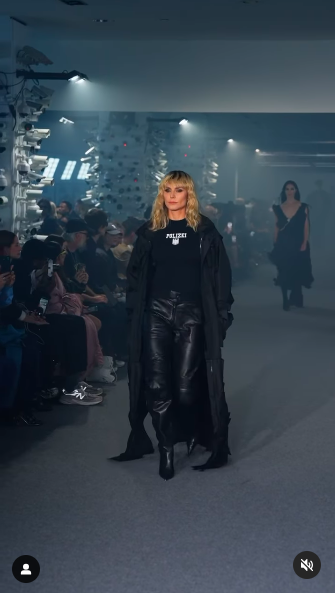 Heidi Klum auf dem Laufsteg der Vetements Spring 2025 Show während der Paris Fashion Week, gepostet am 28. September 2024 | Quelle: Instagram/voguegermany