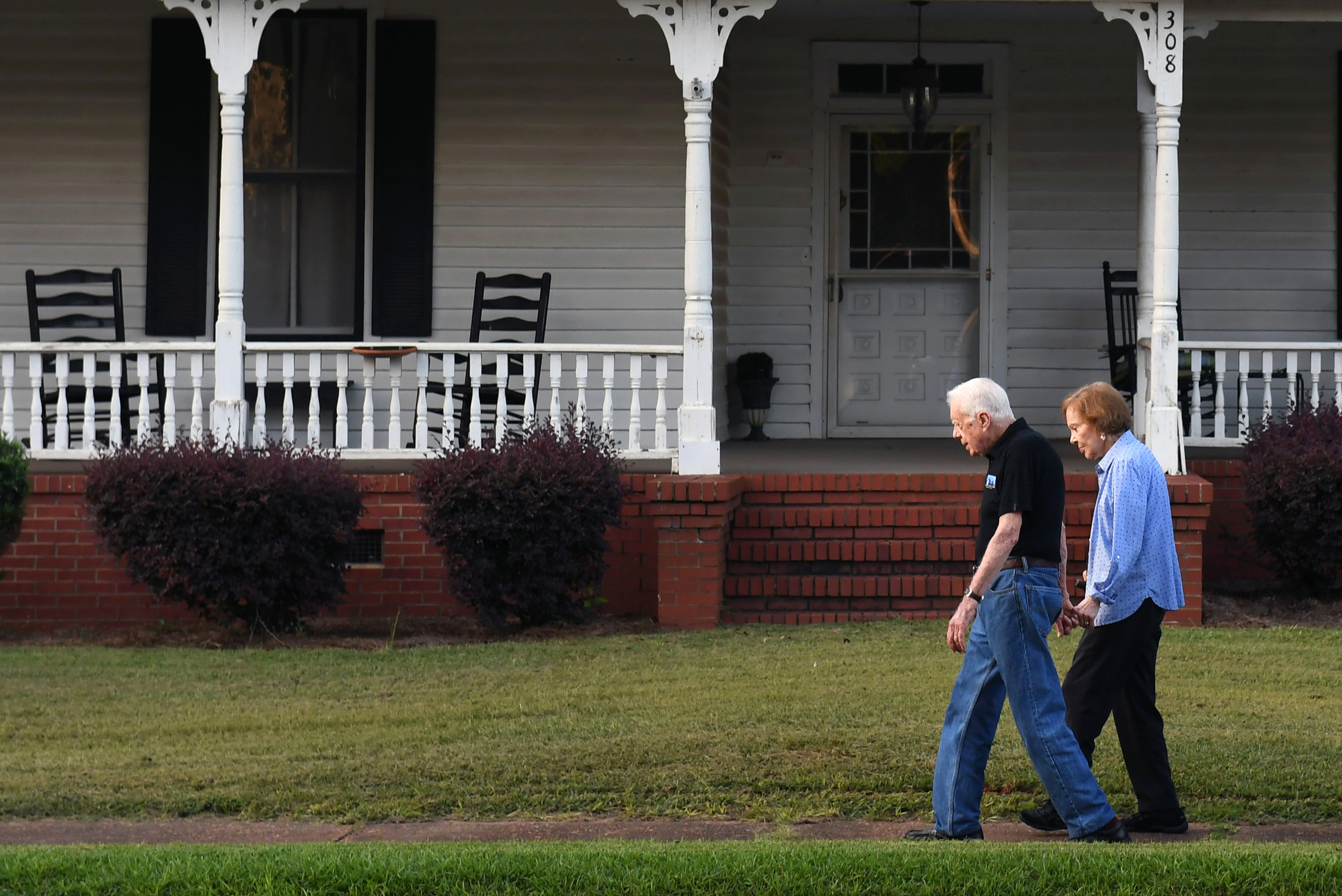 Der ehemalige US-Präsident Jimmy Carter und die ehemalige First Lady der USA, Rosalynn Carter, werden am 4. August 2018 in Plains, Georgia, gesichtet | Quelle: Getty Images