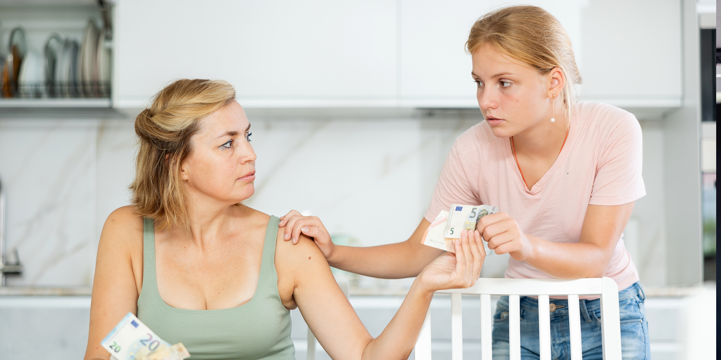 Eine junge Frau, die Geld von ihrer Mutter verlangt | Quelle: Shutterstock