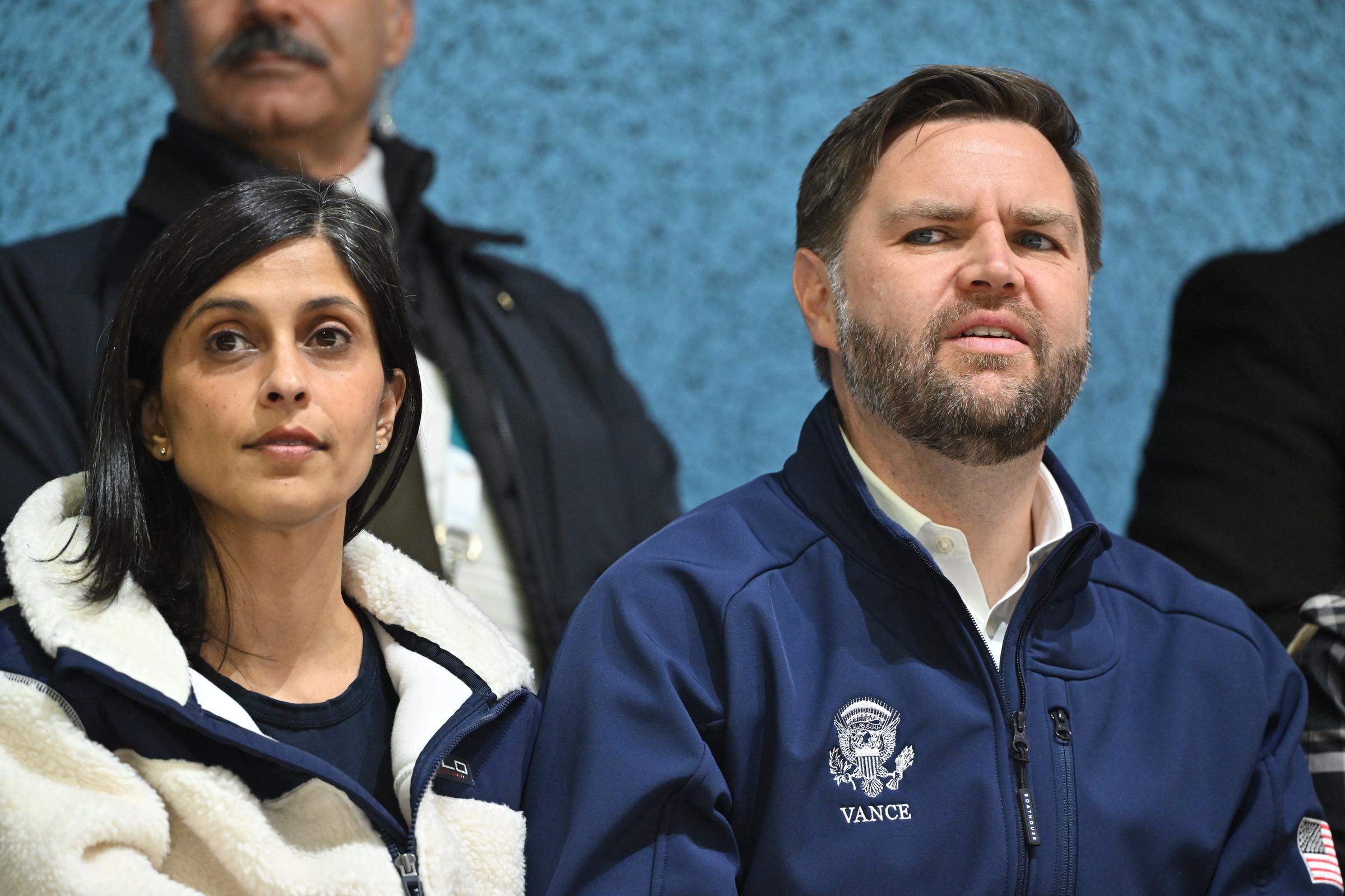 Usha und JD Vance besuchen ein Frauen-Eishockeyspiel bei den Olympischen Winterspielen 2026 in Italien. Später reiste das Paar mit seinen Kindern nach Alaska – eine Reise, bei der Usha ihren 50. Bundesstaat besuchte. | Quelle: Getty Images
