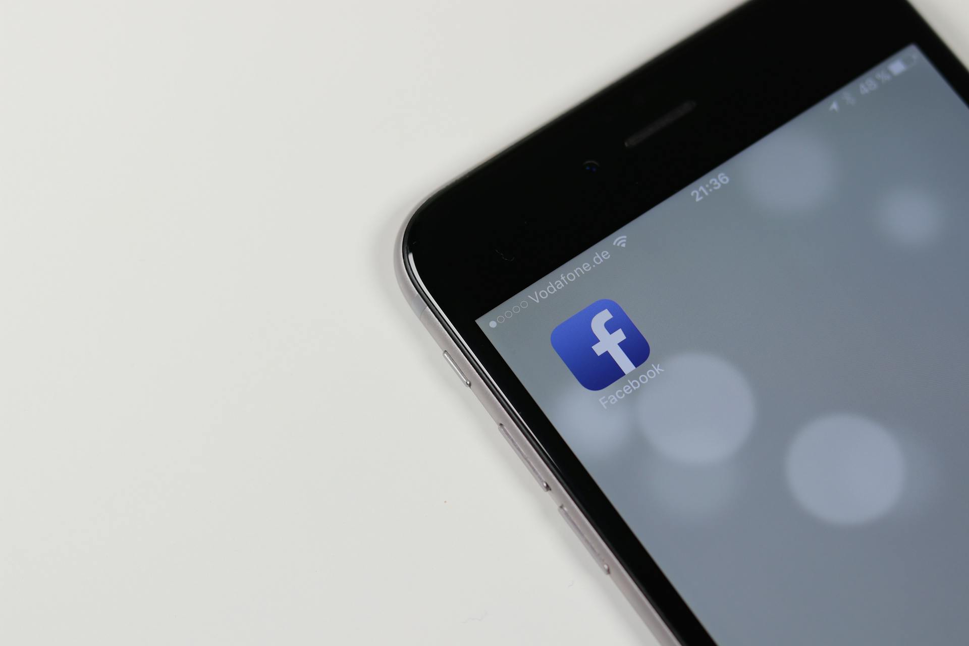 Ein Handybildschirm mit der Facebook-App | Quelle: Pexels