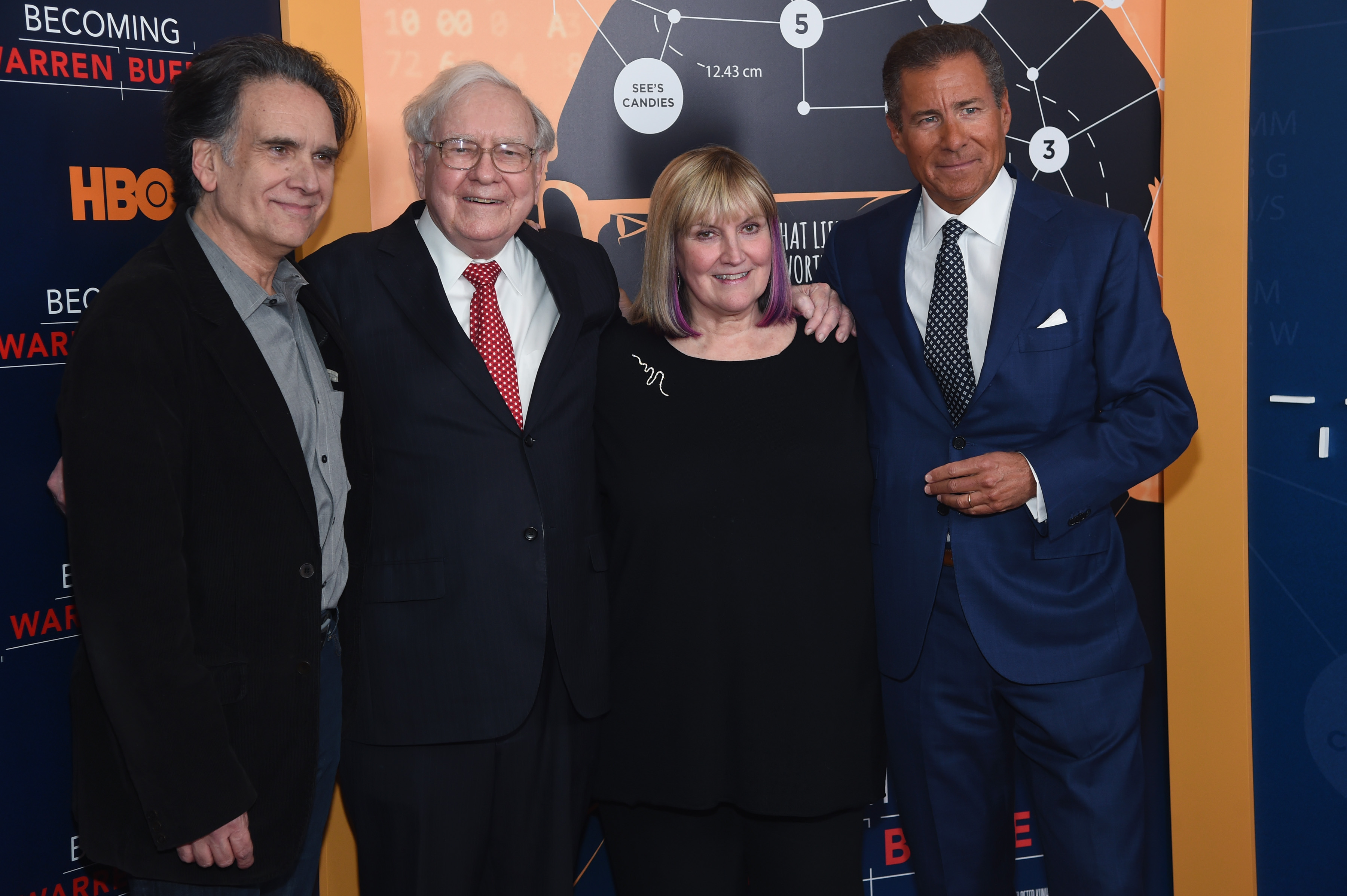 Peter, Warren und Susie Buffett und Richard Plepler besuchen die Premiere von "Becoming Warren Buffett" im Museum of Modern Art in New York City, am 19. Januar 2017. | Quelle: Getty Images