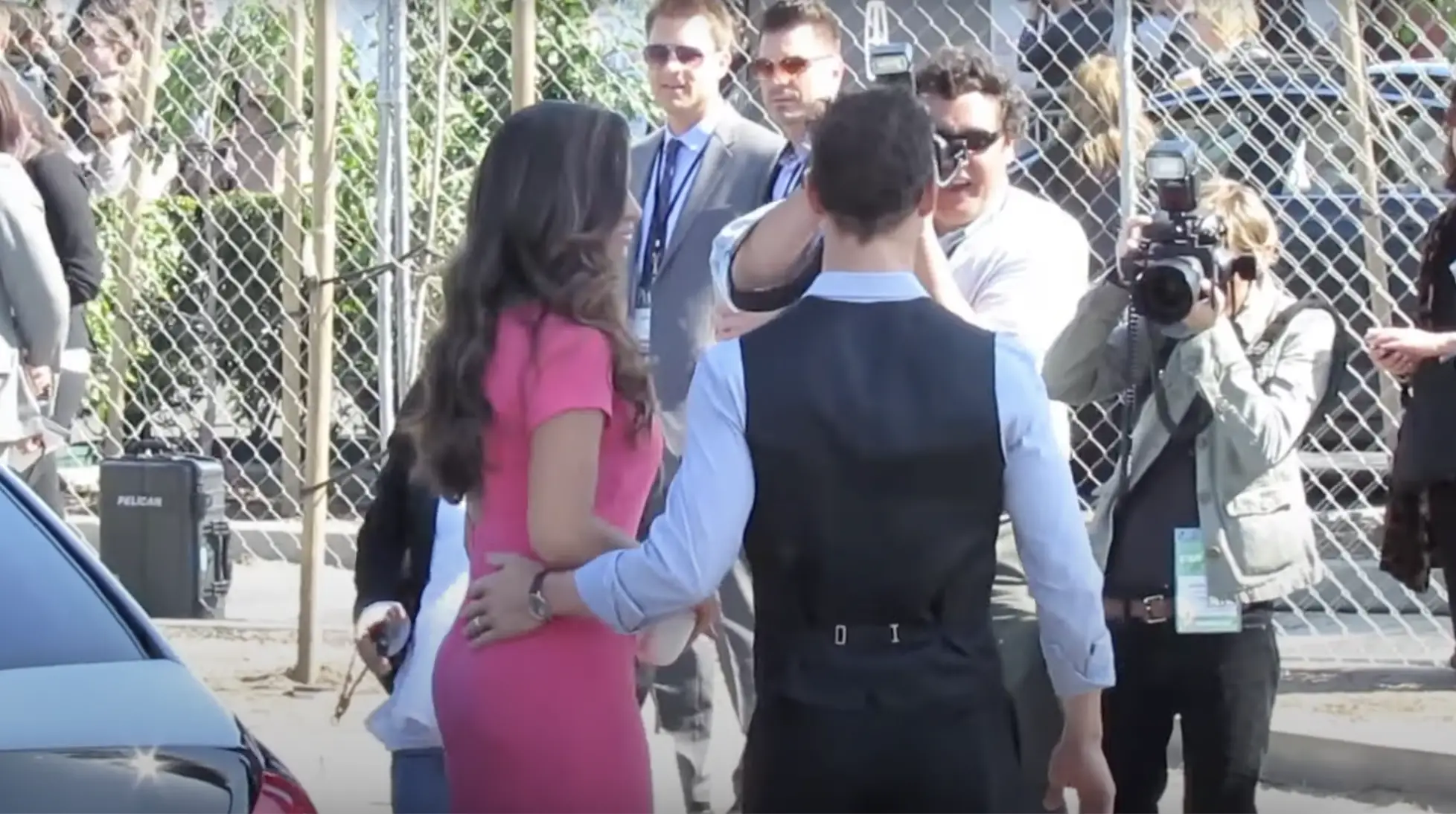 Camila Alves McConaughey und ihr Ehemann Matthew McConaughey bei der Ankunft zu einer Veranstaltung in Los Angeles am 7. Juli 2023 | Quelle: YouTube/Promi WotNot