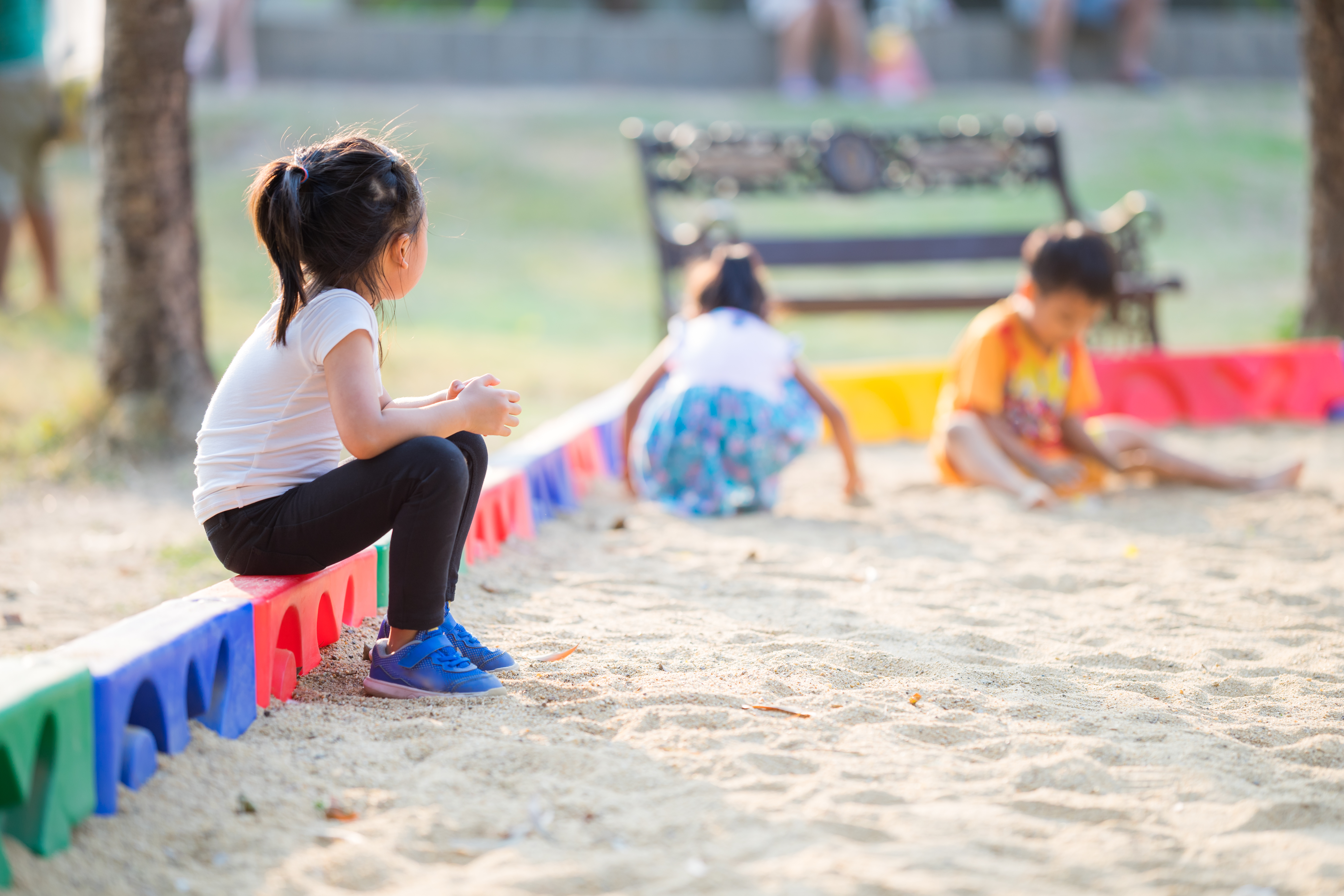 Kinder allein auf dem Spielplatz | Quelle: Shutterstock