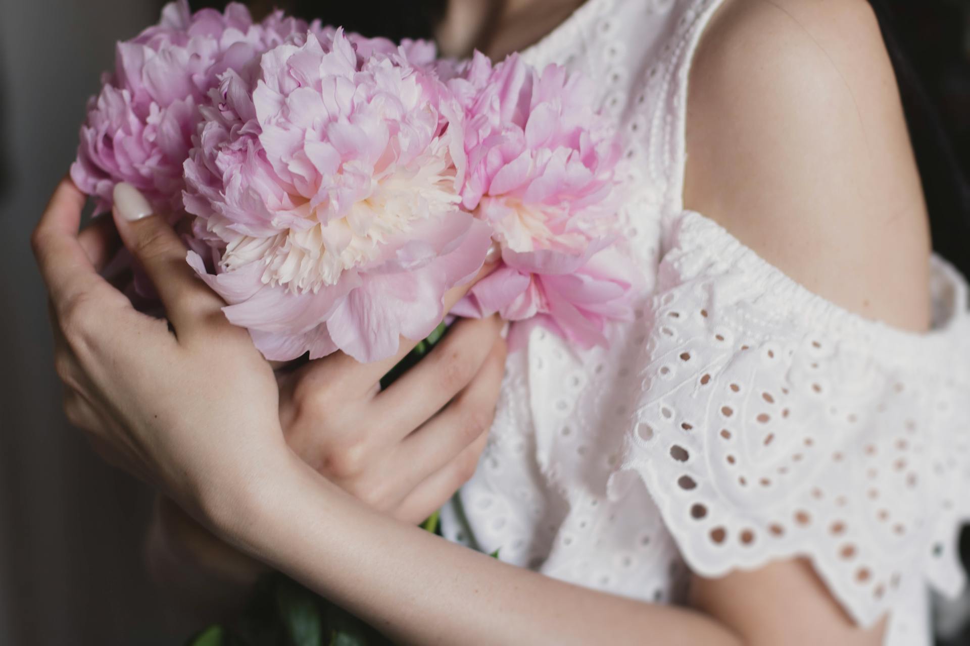 Eine Frau hält einen Blumenstrauß | Quelle: Pexels