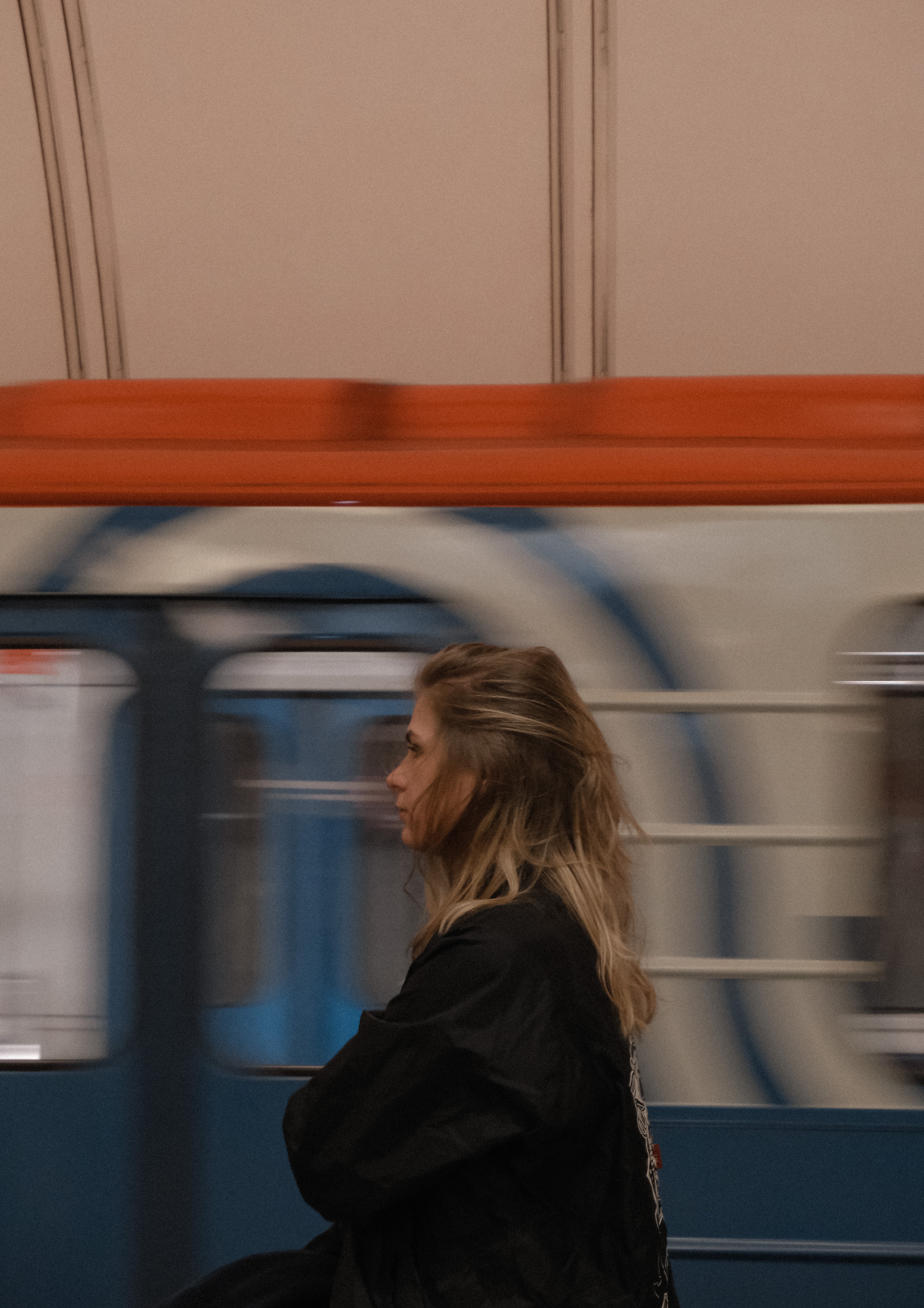 Eine Frau steht an einer U-Bahn-Station | Quelle: Pexels