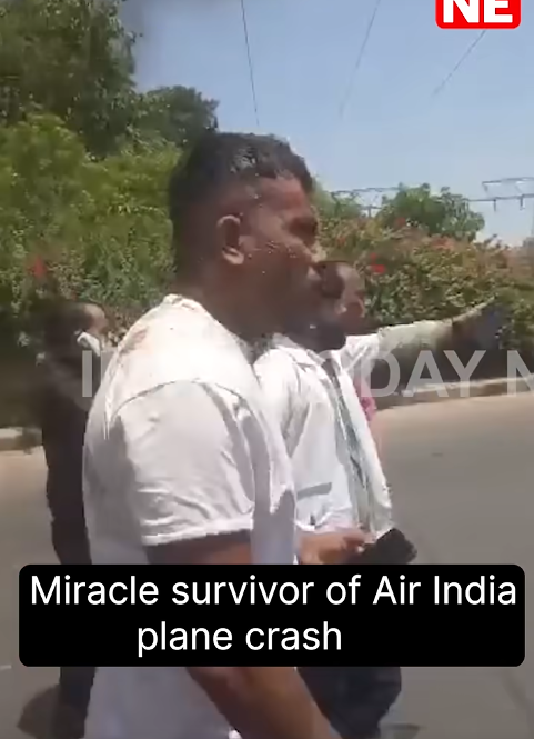 Vishwash Kumar Ramesh, Überlebender des Air India-Flugzeugabsturzes, geht am 12. Juni 2025 vom Wrack weg | Quelle: Youtube/IndiaTodayNE