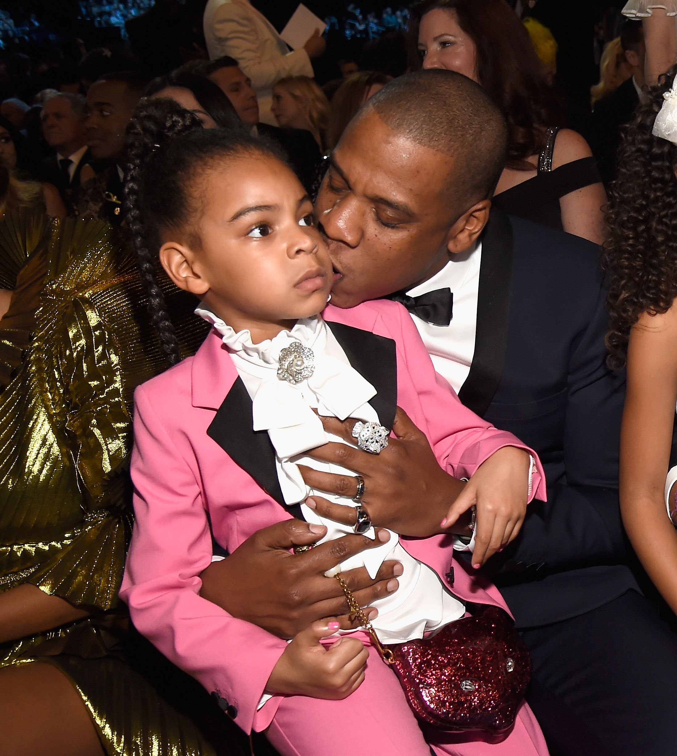 Blue Ivy Carter und Jay-Z während der 59. Grammy Awards am 12. Februar 2017 in Los Angeles, Kalifornien. | Quelle: Getty Images