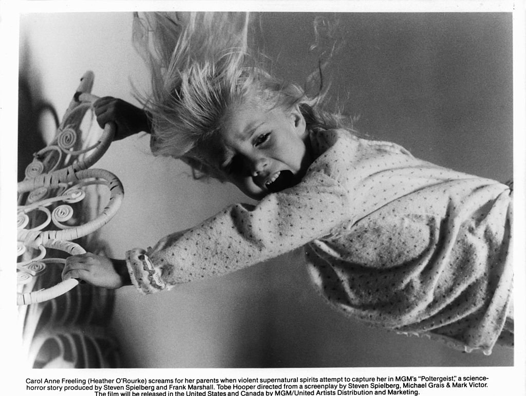 Geister des Bösen versuchten, Heather O'Rourke in einer Szene aus dem Film "Poltergeist" von 1982 einzufangen | Quelle: Getty Images