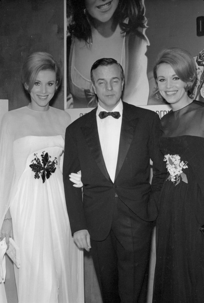 Franco Zeffirelli und die Kessler-Zwillinge bei der Premiere von „The Taming of the Shrew“ am 27. Februar 1967 in New York | Quelle: Getty Images