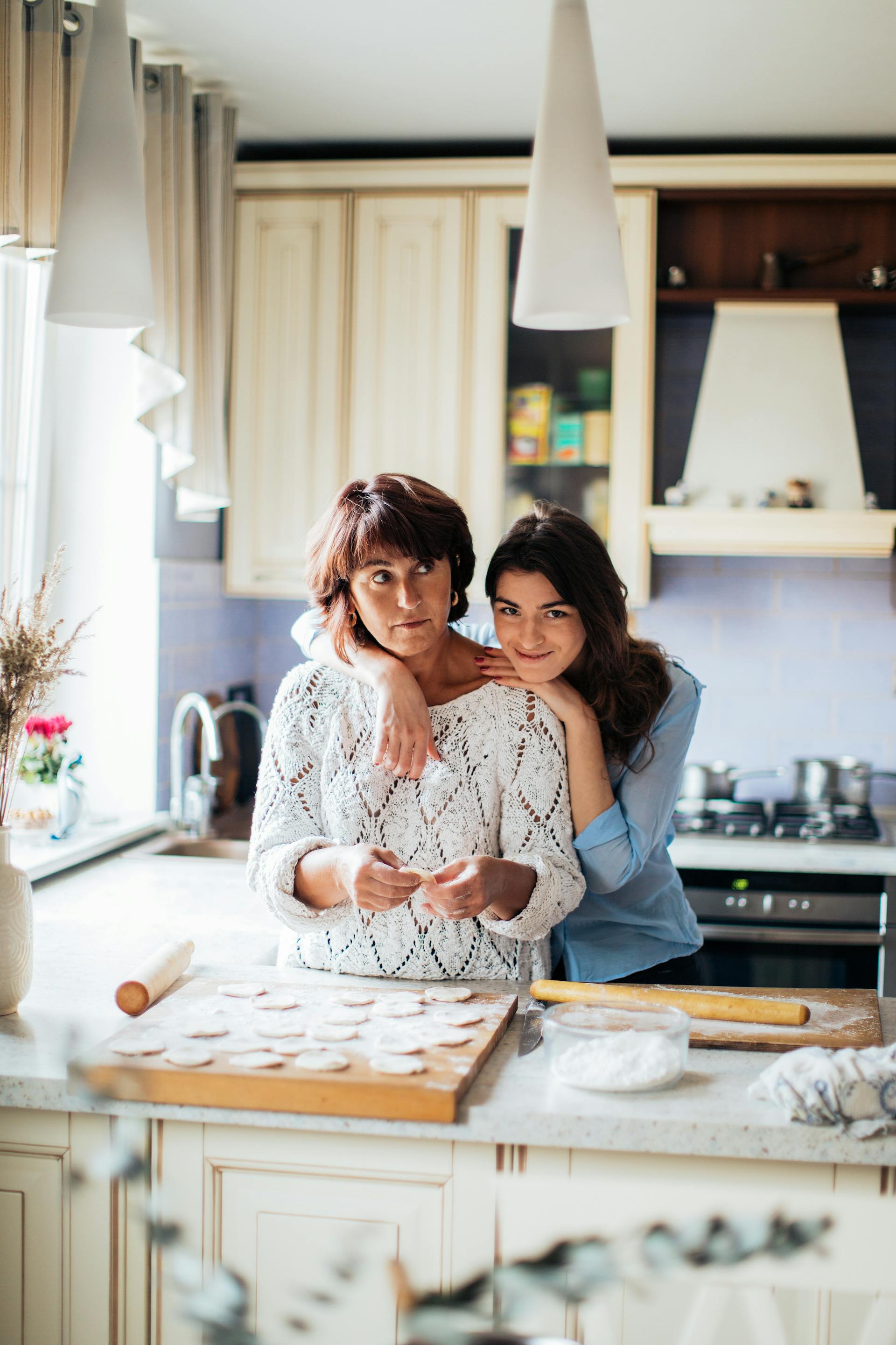 Zwei Frauen in der Küche | Quelle: Pexels